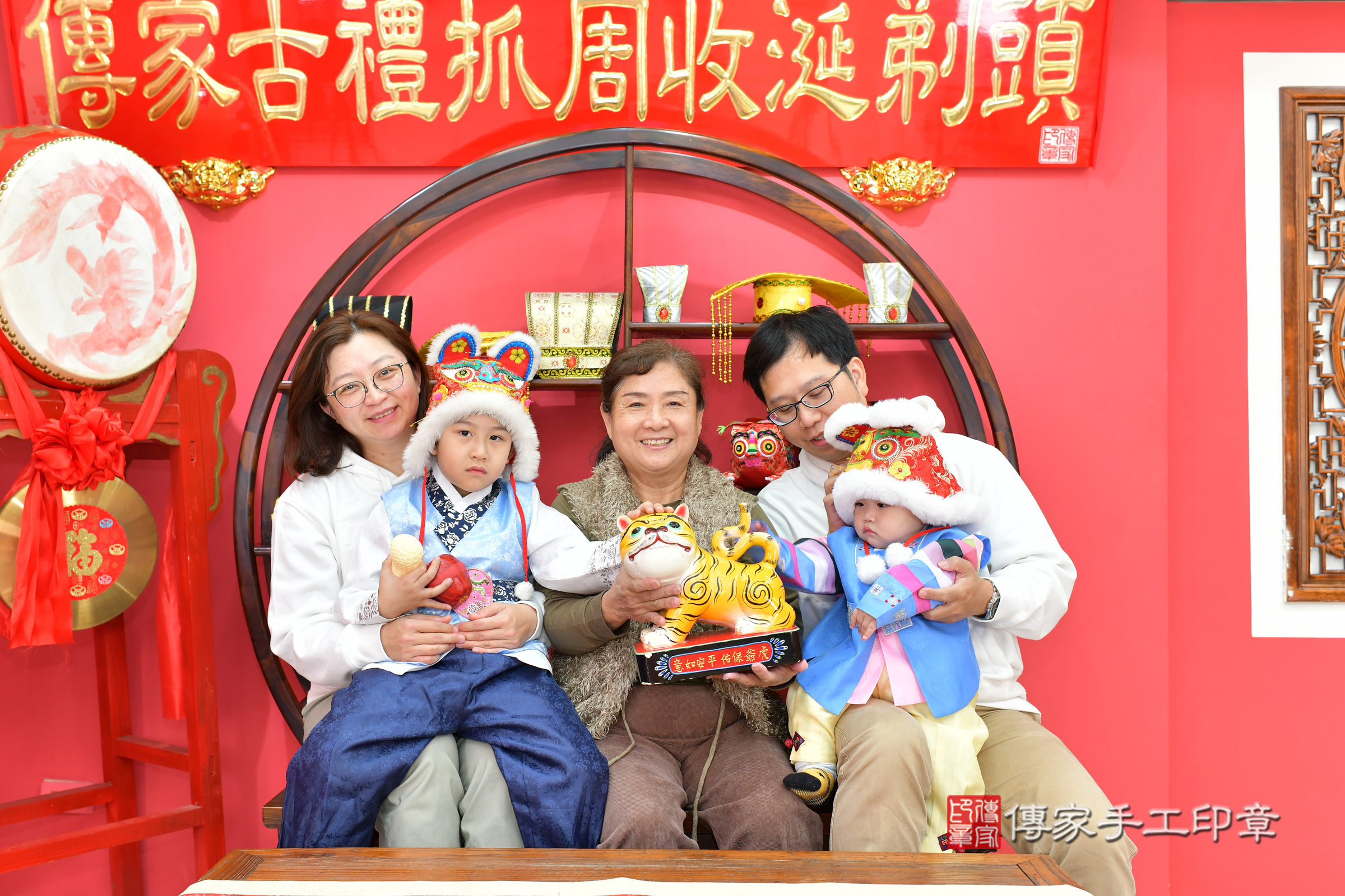 台中市北區樂樂寶寶抓周推薦：傳家台中店抓周度脺中國風會場，嬰兒古禮抓周流程儀式吉祥話、抓周道具物品24種、拍照。抓周證書。2024.12.27，照片15