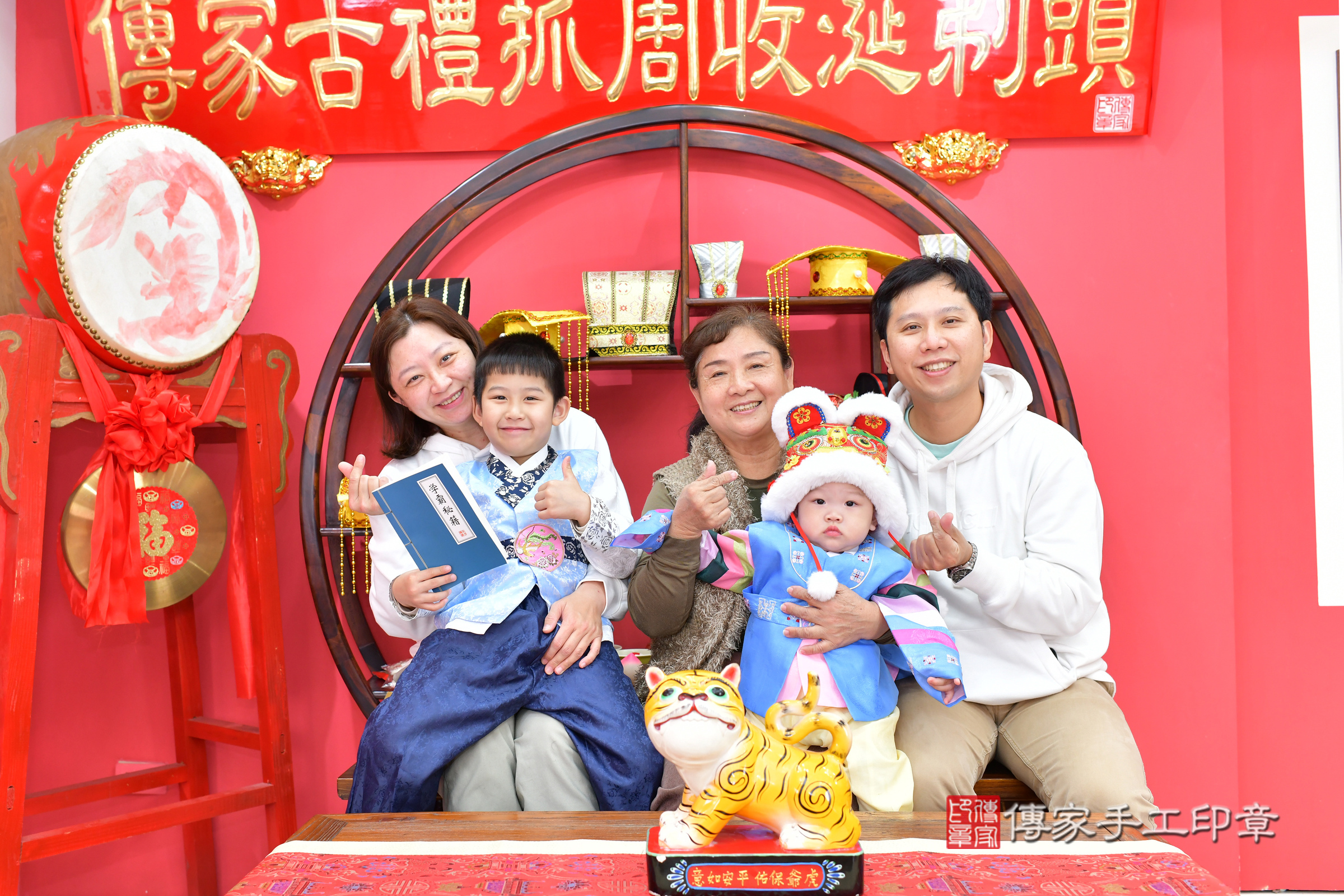 台中市北區樂樂寶寶抓周推薦：傳家台中店抓周度脺中國風會場，嬰兒古禮抓周流程儀式吉祥話、抓周道具物品24種、拍照。抓周證書。2024.12.27，照片12
