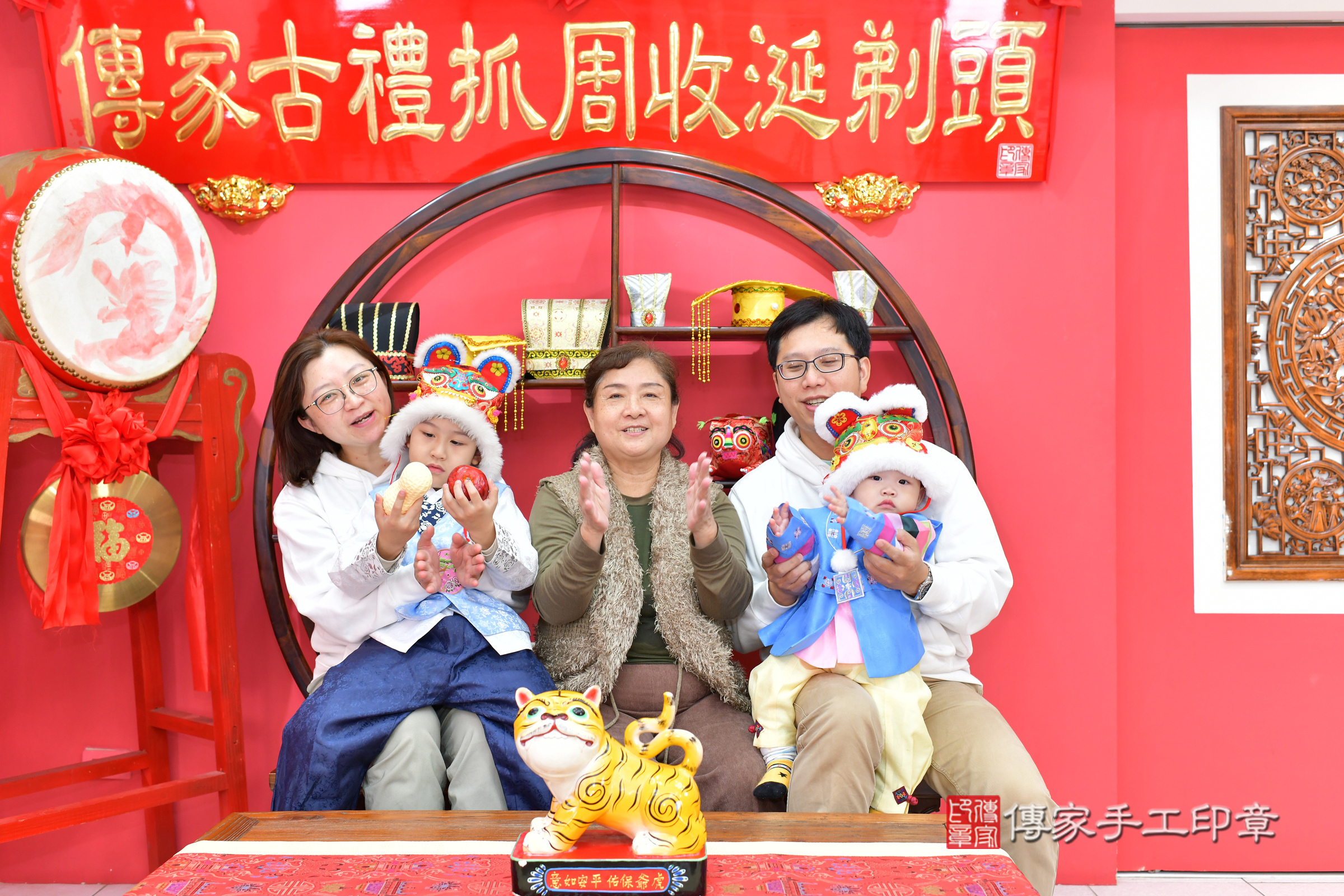 台中市北區樂樂寶寶抓周推薦：傳家台中店抓周度脺中國風會場，嬰兒古禮抓周流程儀式吉祥話、抓周道具物品24種、拍照。抓周證書。2024.12.27，照片13