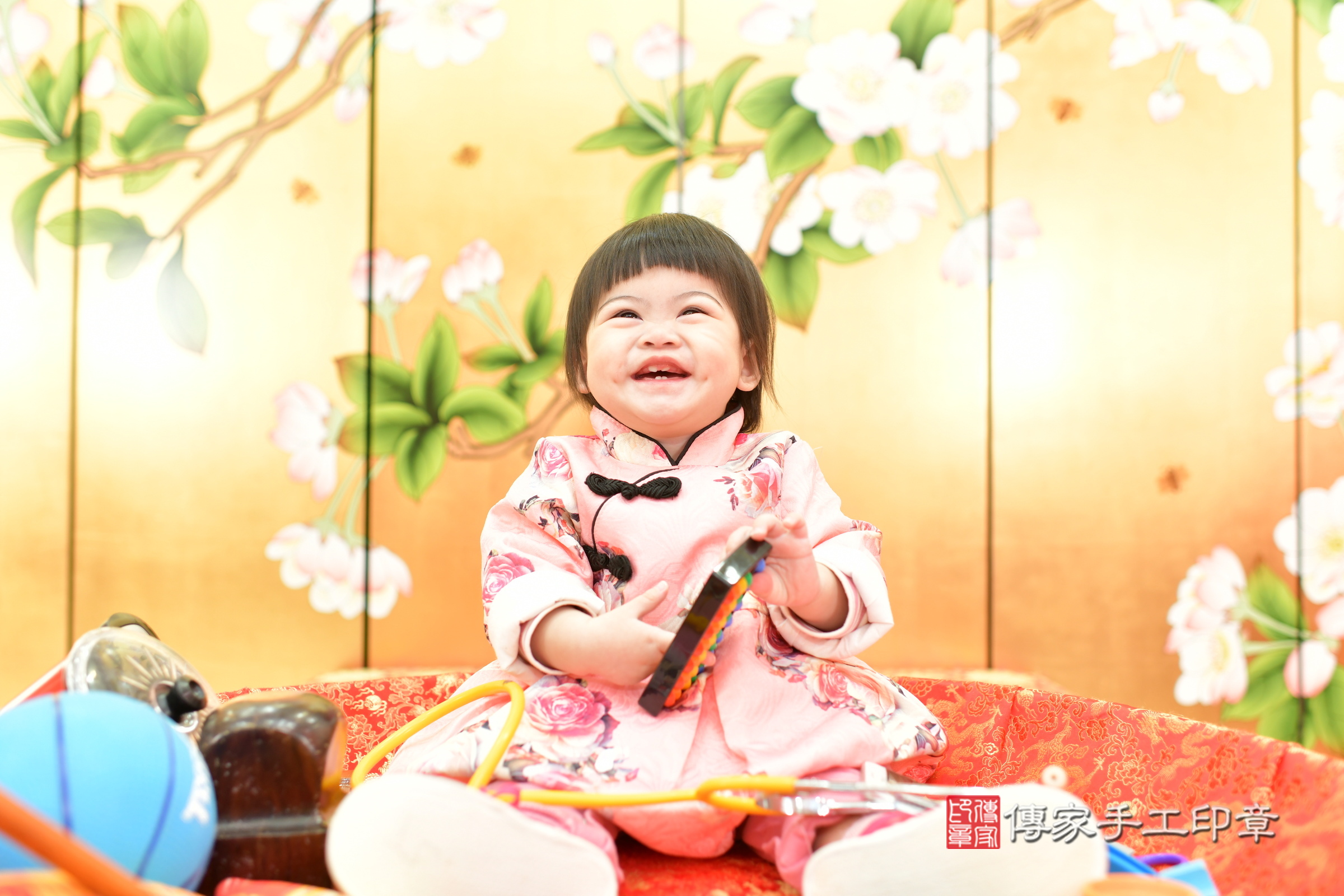 台中市北區小婕寶寶抓周推薦：傳家台中店抓周度脺中國風會場，嬰兒古禮抓周流程儀式吉祥話、抓周道具物品24種、拍照。抓周證書。2024.12.29，照片2