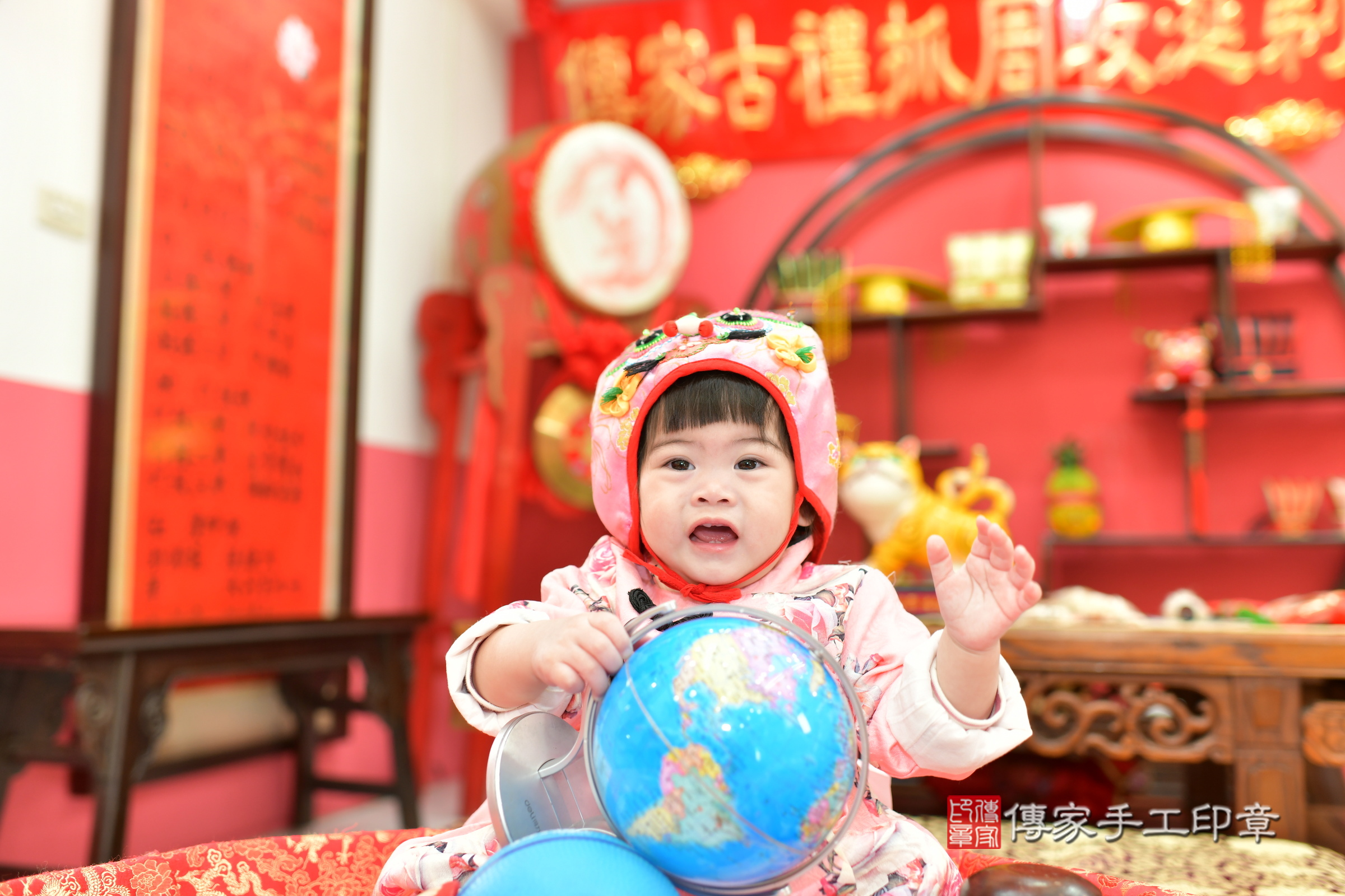 台中市北區小婕寶寶抓周推薦：傳家台中店抓周度脺中國風會場，嬰兒古禮抓周流程儀式吉祥話、抓周道具物品24種、拍照。抓周證書。2024.12.29，照片8