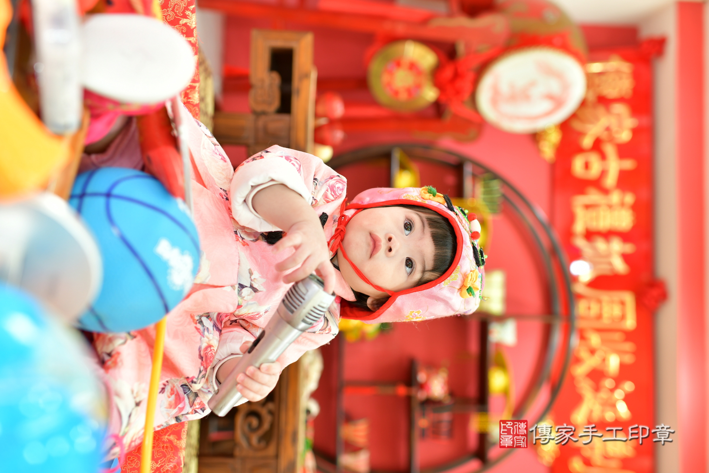 台中市北區小婕寶寶抓周推薦：傳家台中店抓周度脺中國風會場，嬰兒古禮抓周流程儀式吉祥話、抓周道具物品24種、拍照。抓周證書。2024.12.29，照片11