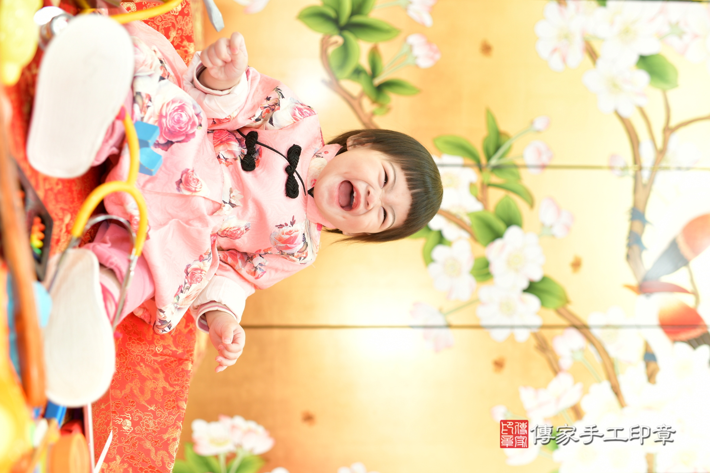 台中市北區小婕寶寶抓周推薦：傳家台中店抓周度脺中國風會場，嬰兒古禮抓周流程儀式吉祥話、抓周道具物品24種、拍照。抓周證書。2024.12.29，照片3