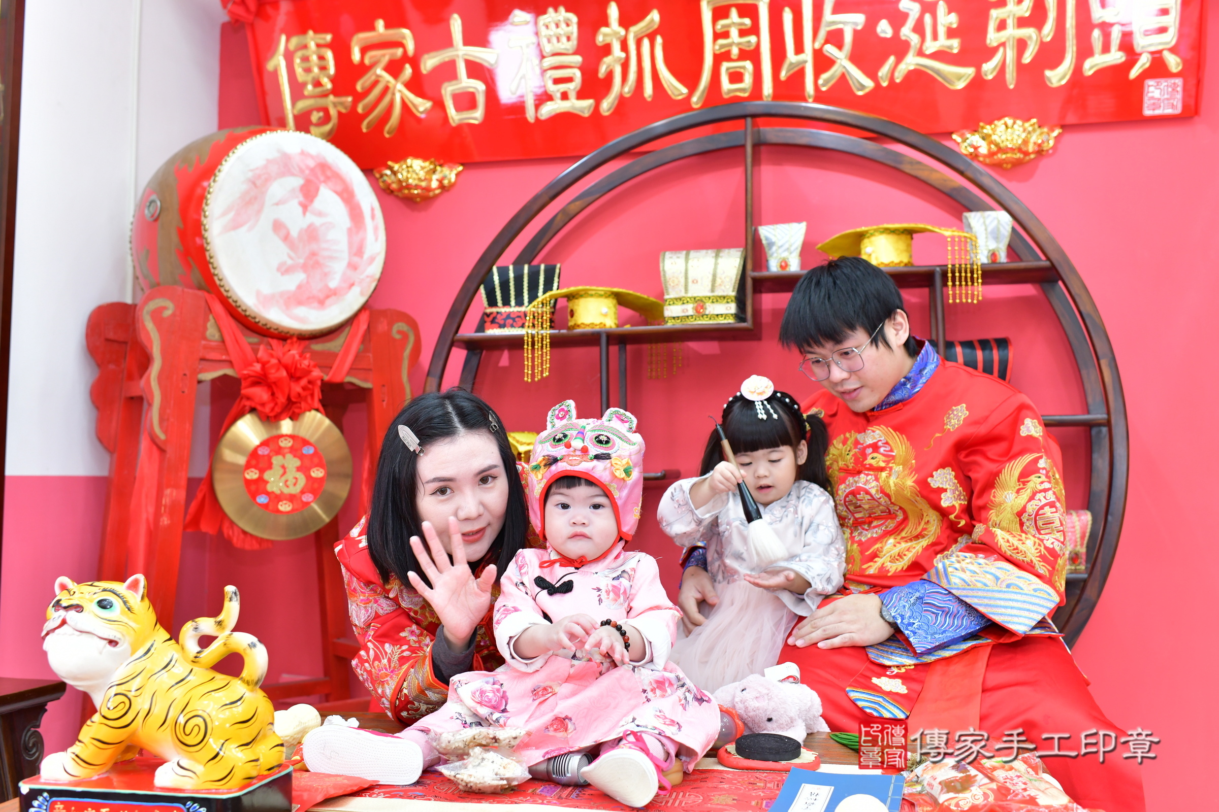 台中市北區小婕寶寶抓周推薦：傳家台中店抓周度脺中國風會場，嬰兒古禮抓周流程儀式吉祥話、抓周道具物品24種、拍照。抓周證書。2024.12.29，照片13