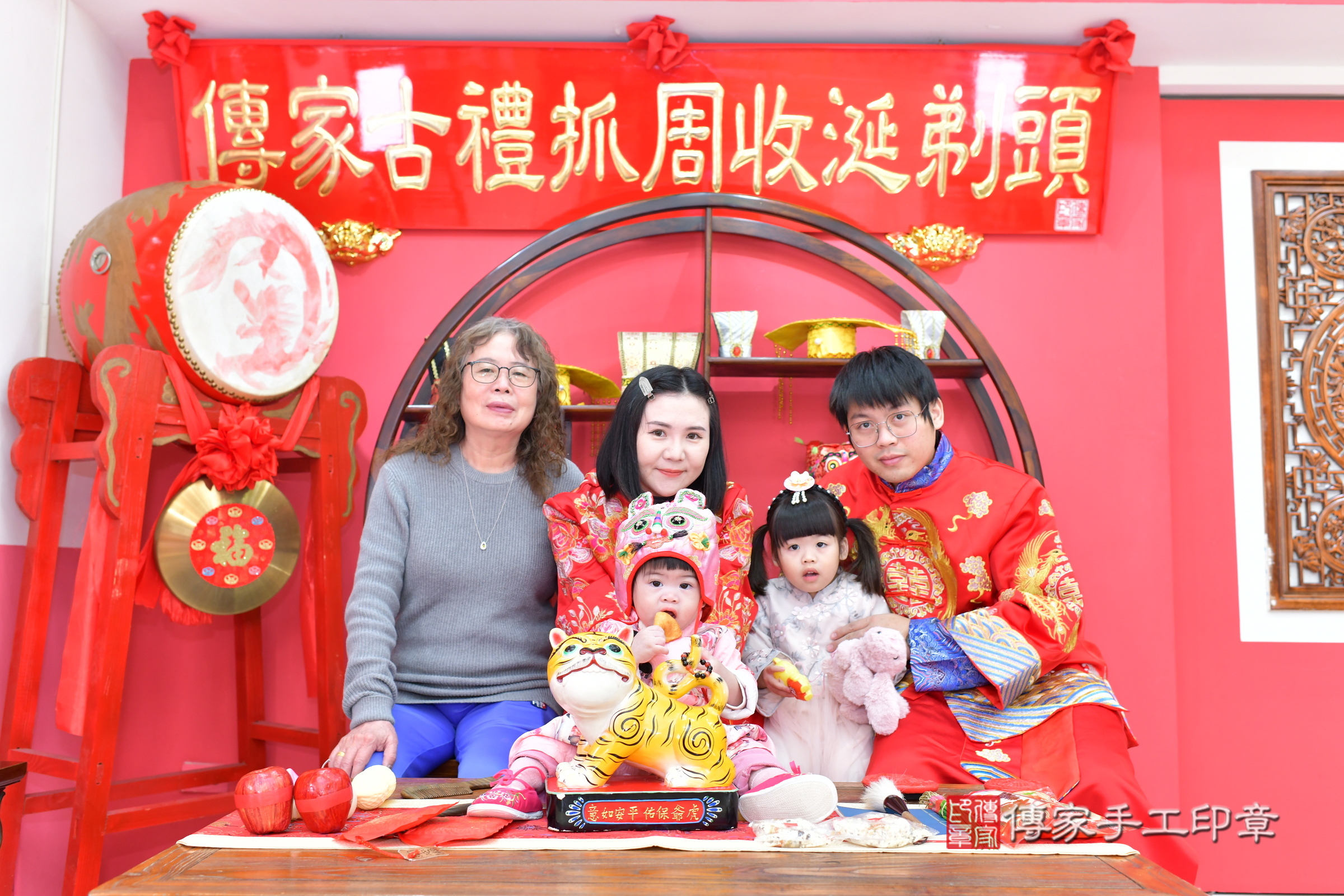台中市北區小婕寶寶抓周推薦：傳家台中店抓周度脺中國風會場，嬰兒古禮抓周流程儀式吉祥話、抓周道具物品24種、拍照。抓周證書。2024.12.29，照片21