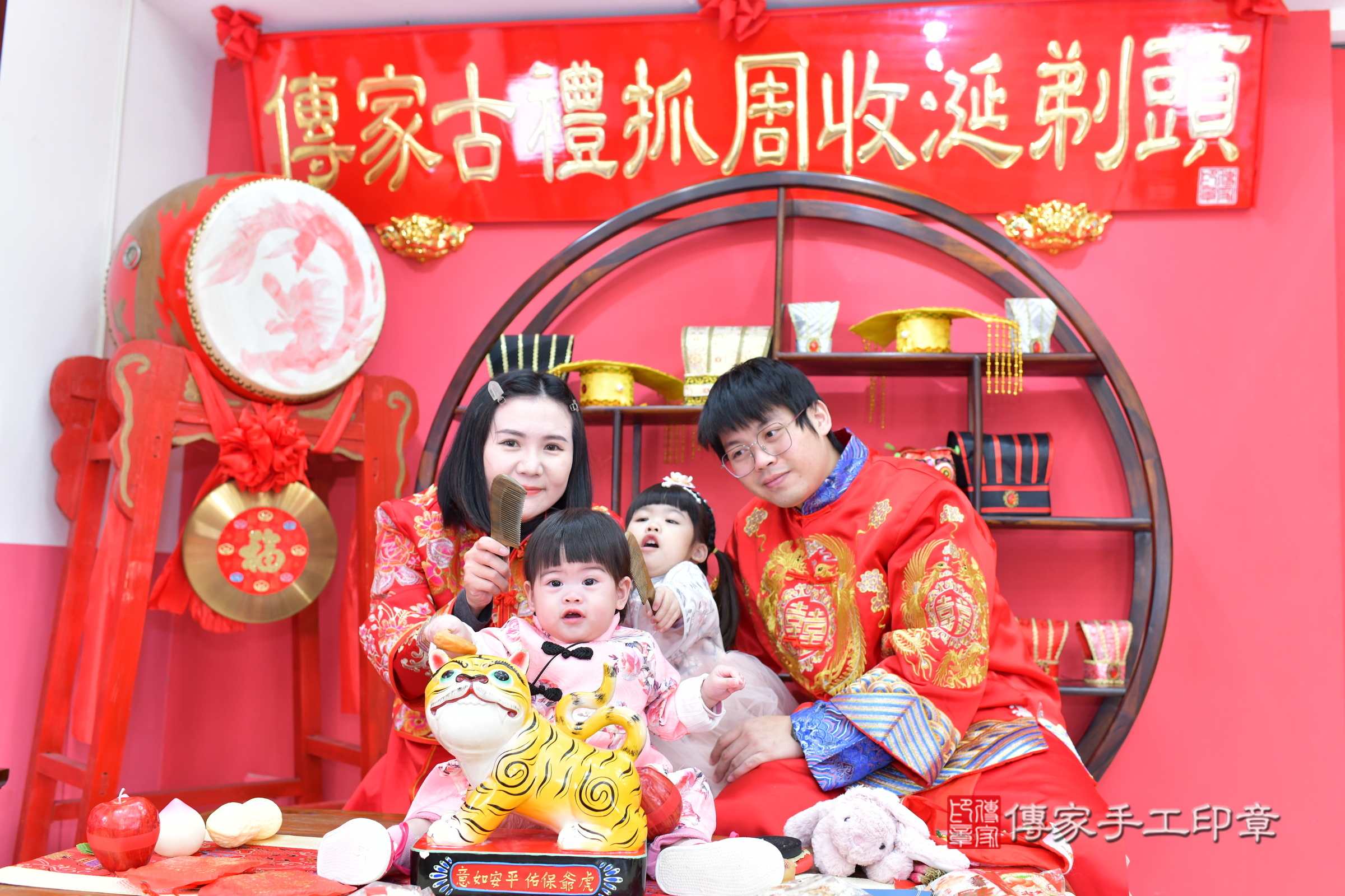 台中市北區小婕寶寶抓周推薦：傳家台中店抓周度脺中國風會場，嬰兒古禮抓周流程儀式吉祥話、抓周道具物品24種、拍照。抓周證書。2024.12.29，照片15