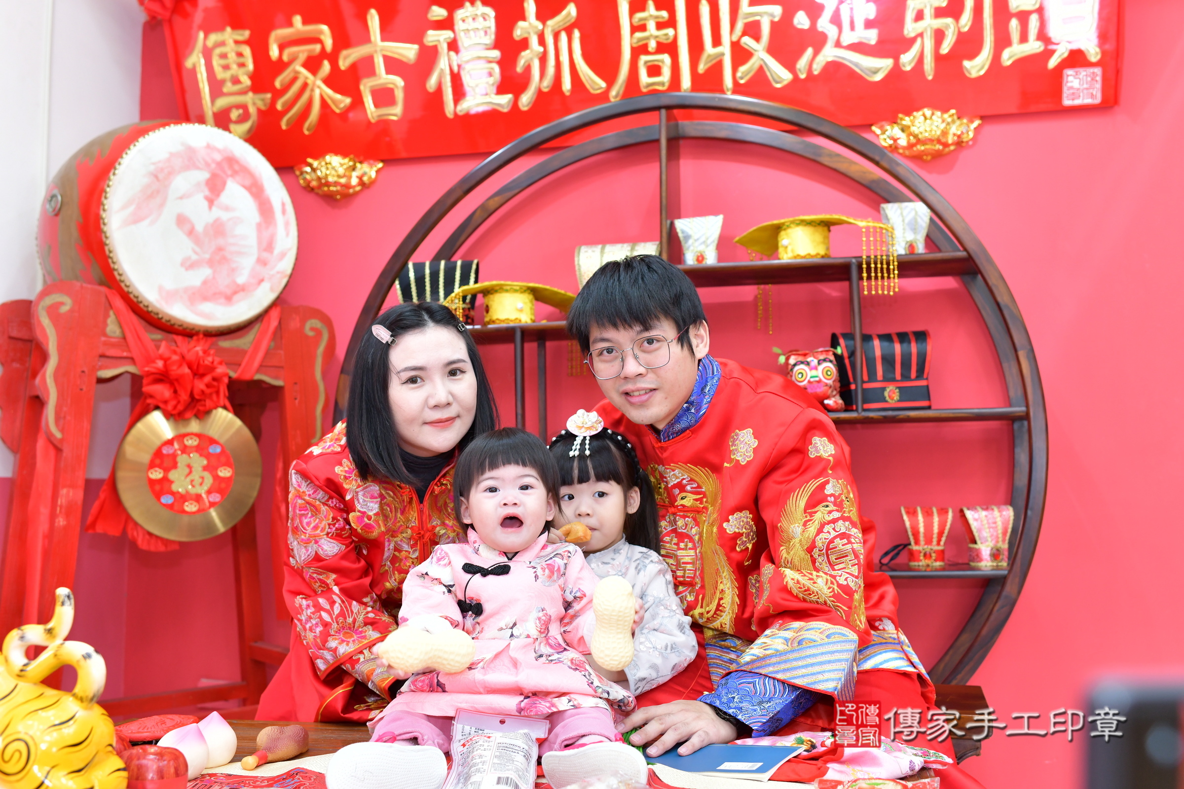 台中市北區小婕寶寶抓周推薦：傳家台中店抓周度脺中國風會場，嬰兒古禮抓周流程儀式吉祥話、抓周道具物品24種、拍照。抓周證書。2024.12.29，照片18