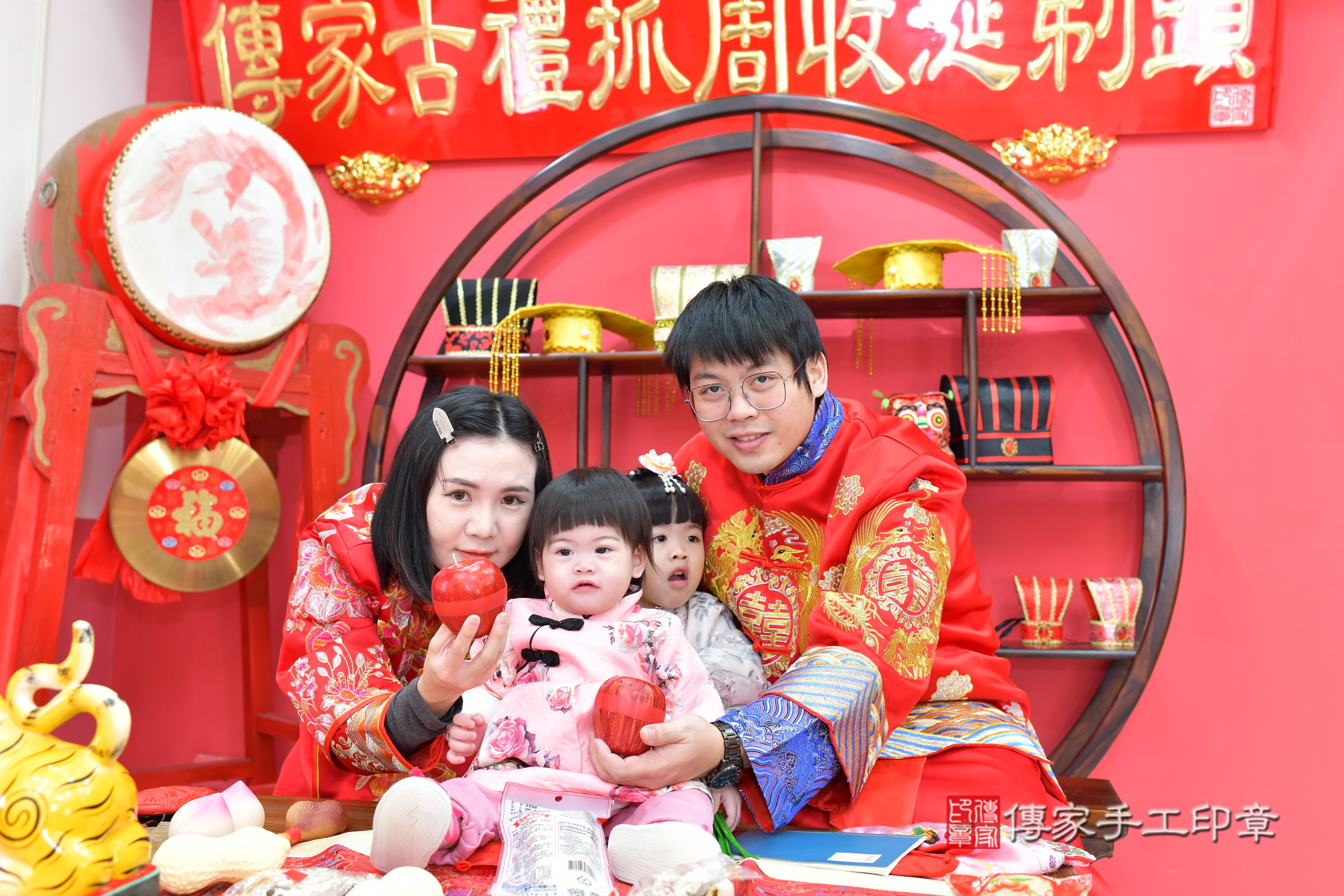 台中市北區小婕寶寶抓周推薦：傳家台中店抓周度脺中國風會場，嬰兒古禮抓周流程儀式吉祥話、抓周道具物品24種、拍照。抓周證書。2024.12.29，照片17