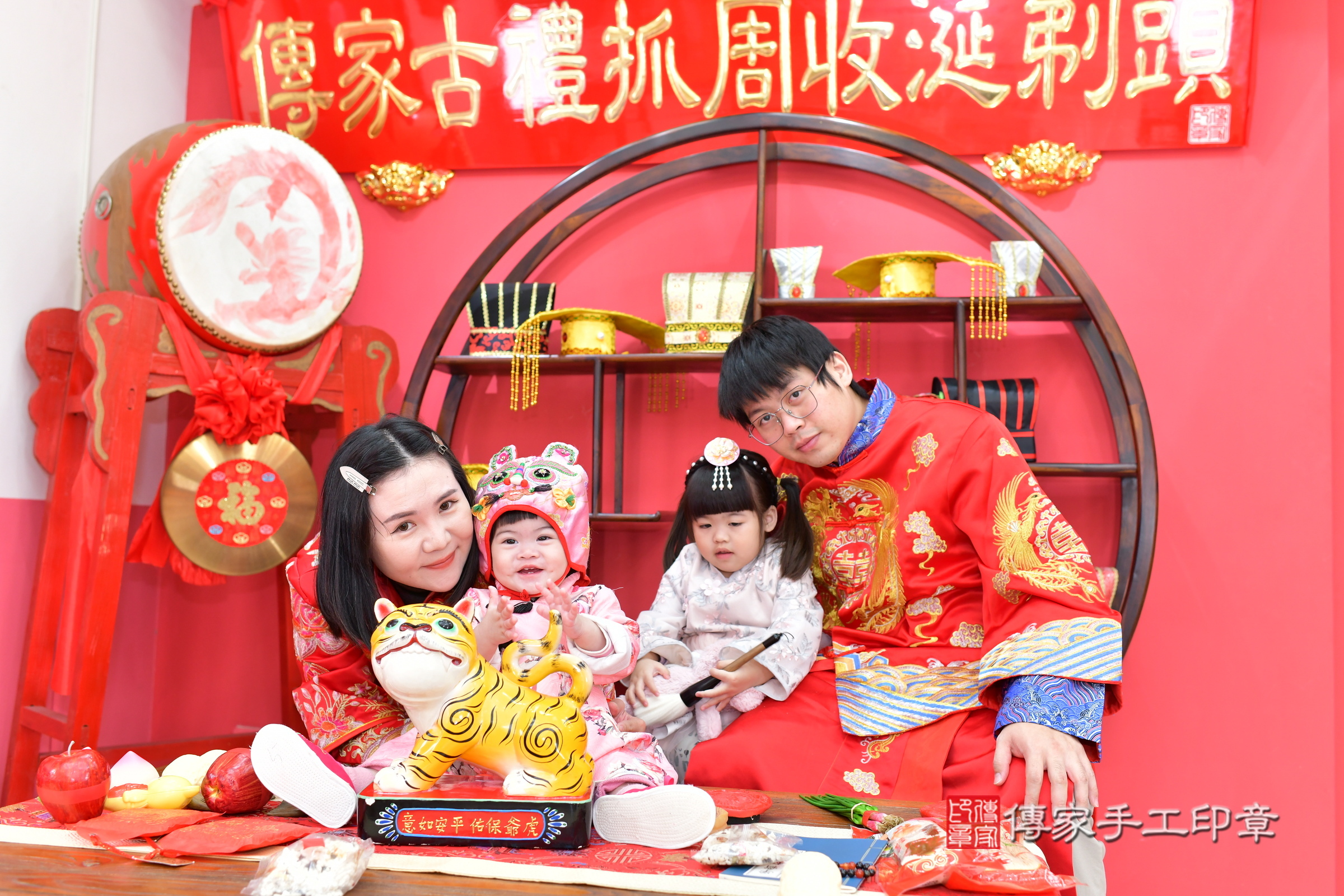 台中市北區小婕寶寶抓周推薦：傳家台中店抓周度脺中國風會場，嬰兒古禮抓周流程儀式吉祥話、抓周道具物品24種、拍照。抓周證書。2024.12.29，照片14