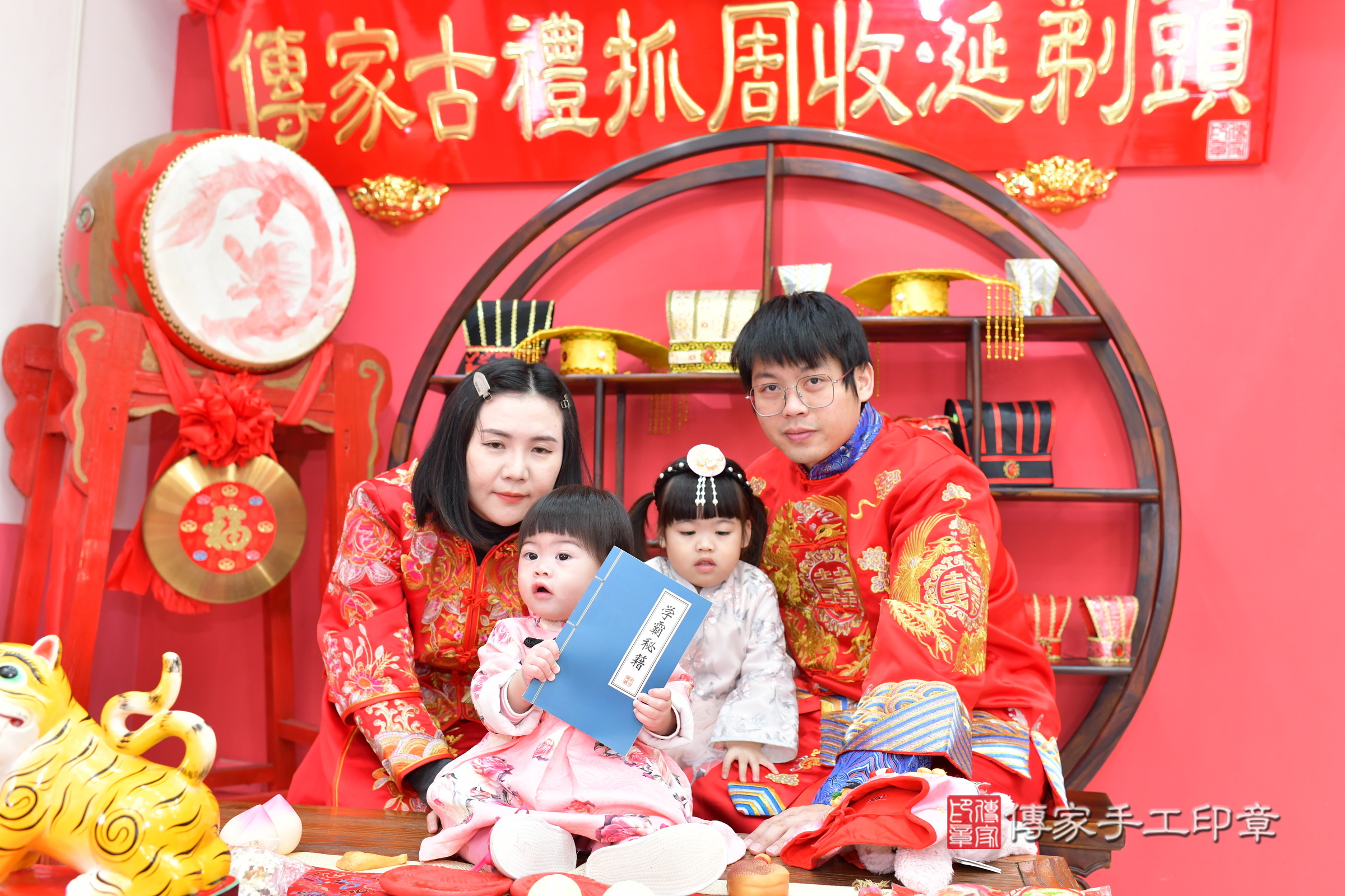 台中市北區小婕寶寶抓周推薦：傳家台中店抓周度脺中國風會場，嬰兒古禮抓周流程儀式吉祥話、抓周道具物品24種、拍照。抓周證書。2024.12.29，照片16