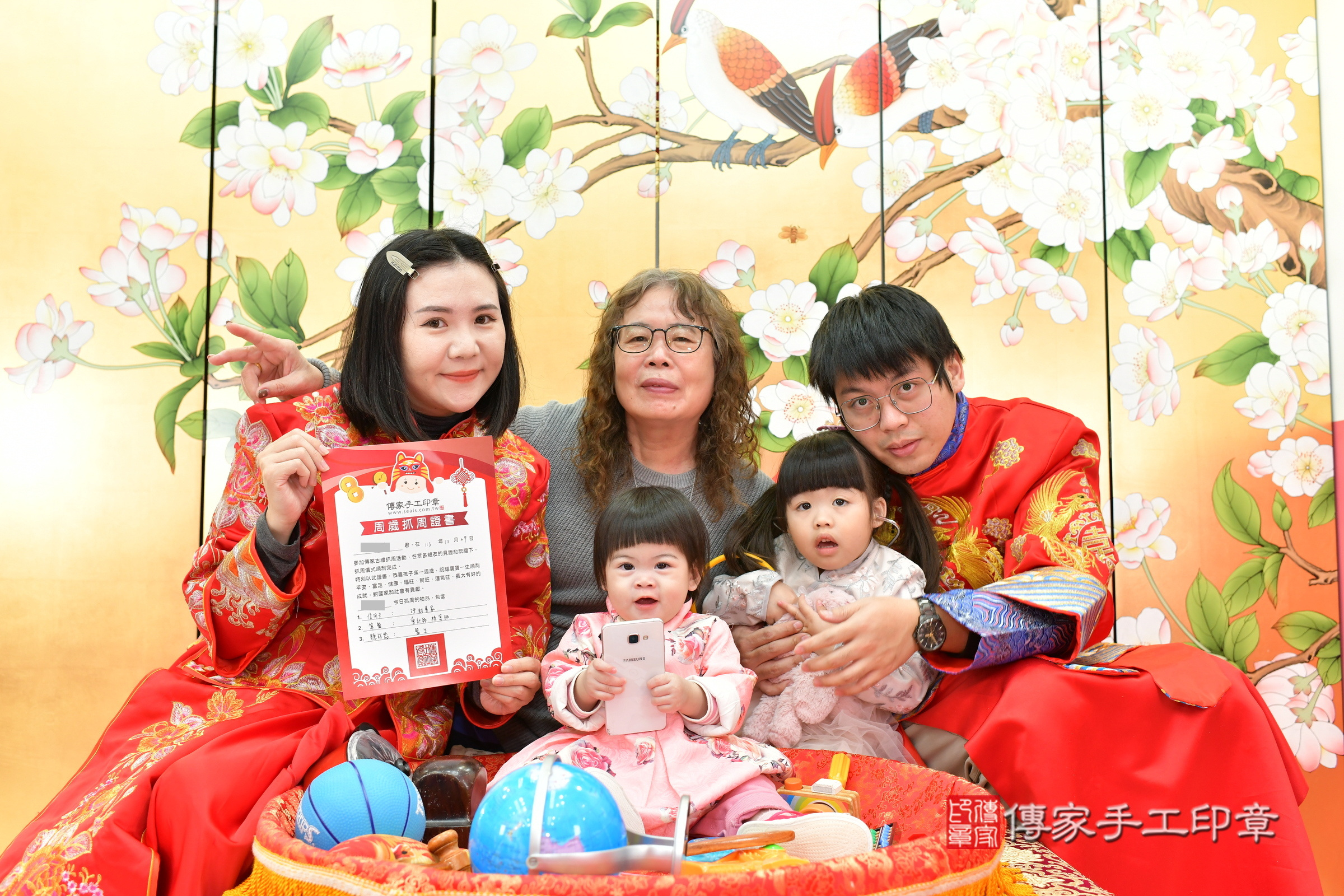 台中市北區小婕寶寶抓周推薦：傳家台中店抓周度脺中國風會場，嬰兒古禮抓周流程儀式吉祥話、抓周道具物品24種、拍照。抓周證書。2024.12.29，照片20