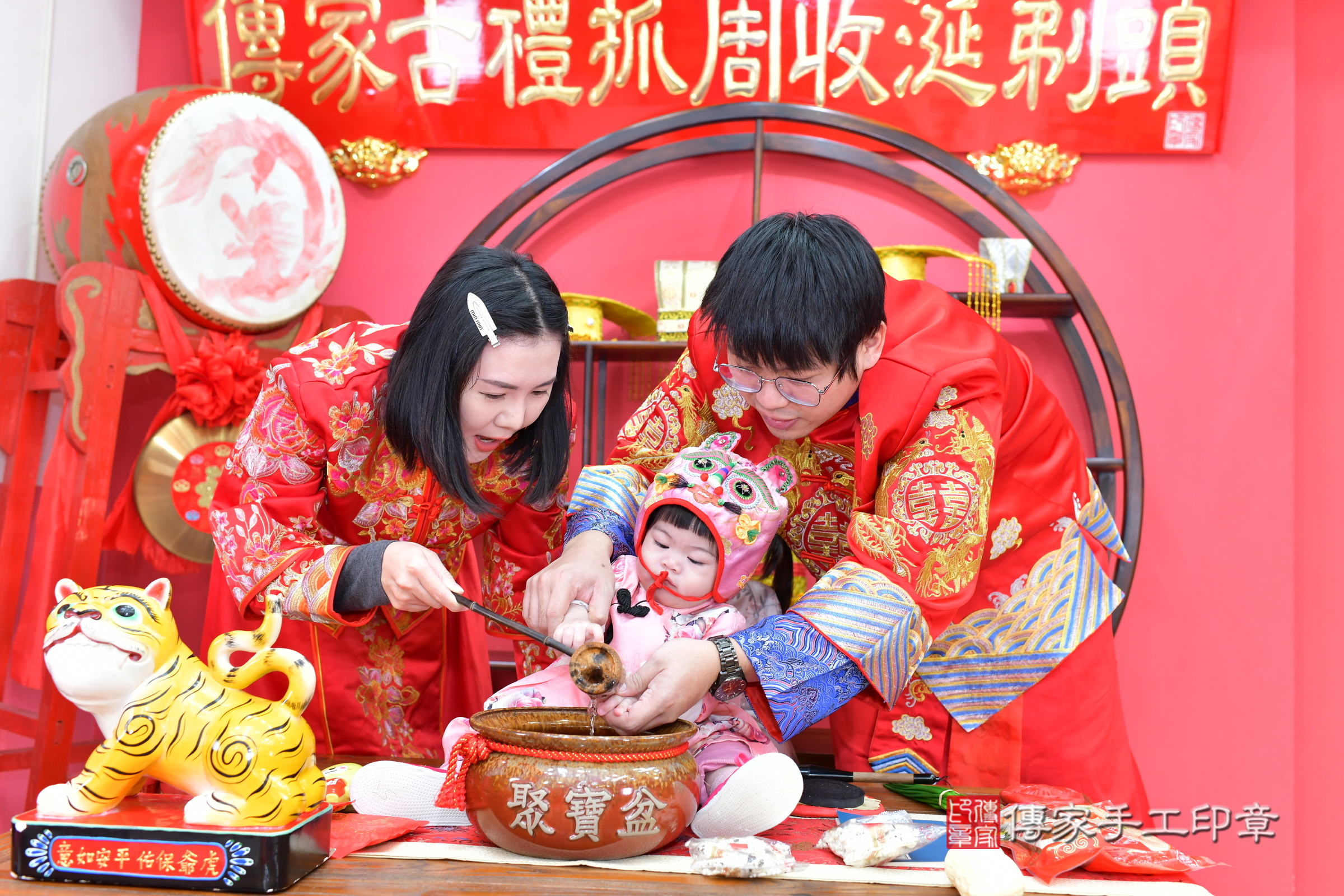 台中市北區小婕寶寶抓周推薦：傳家台中店抓周度脺中國風會場，嬰兒古禮抓周流程儀式吉祥話、抓周道具物品24種、拍照。抓周證書。2024.12.29，照片12