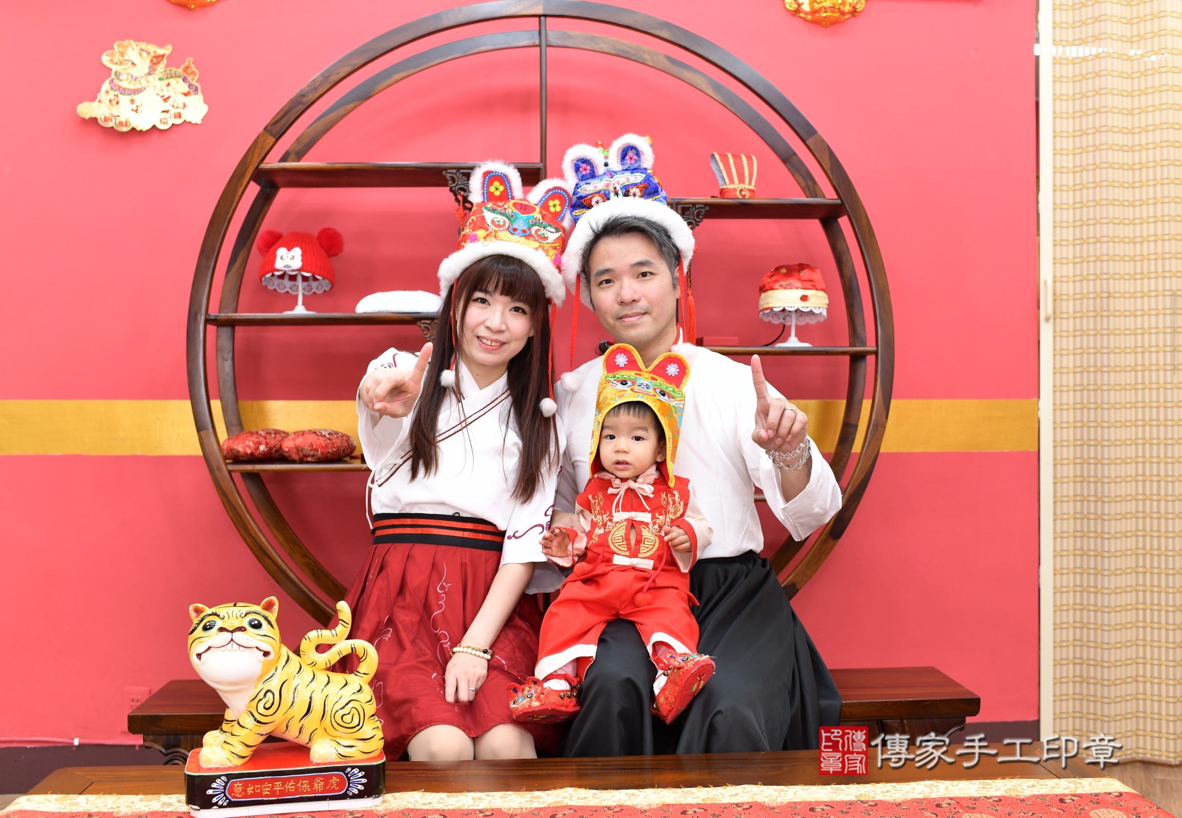 新北市永和區小旭寶寶抓周推薦：傳家新北店抓周度脺中國風會場，嬰兒古禮抓周流程儀式吉祥話、抓周道具物品24種、拍照。抓周證書。2025.3.21，照片13