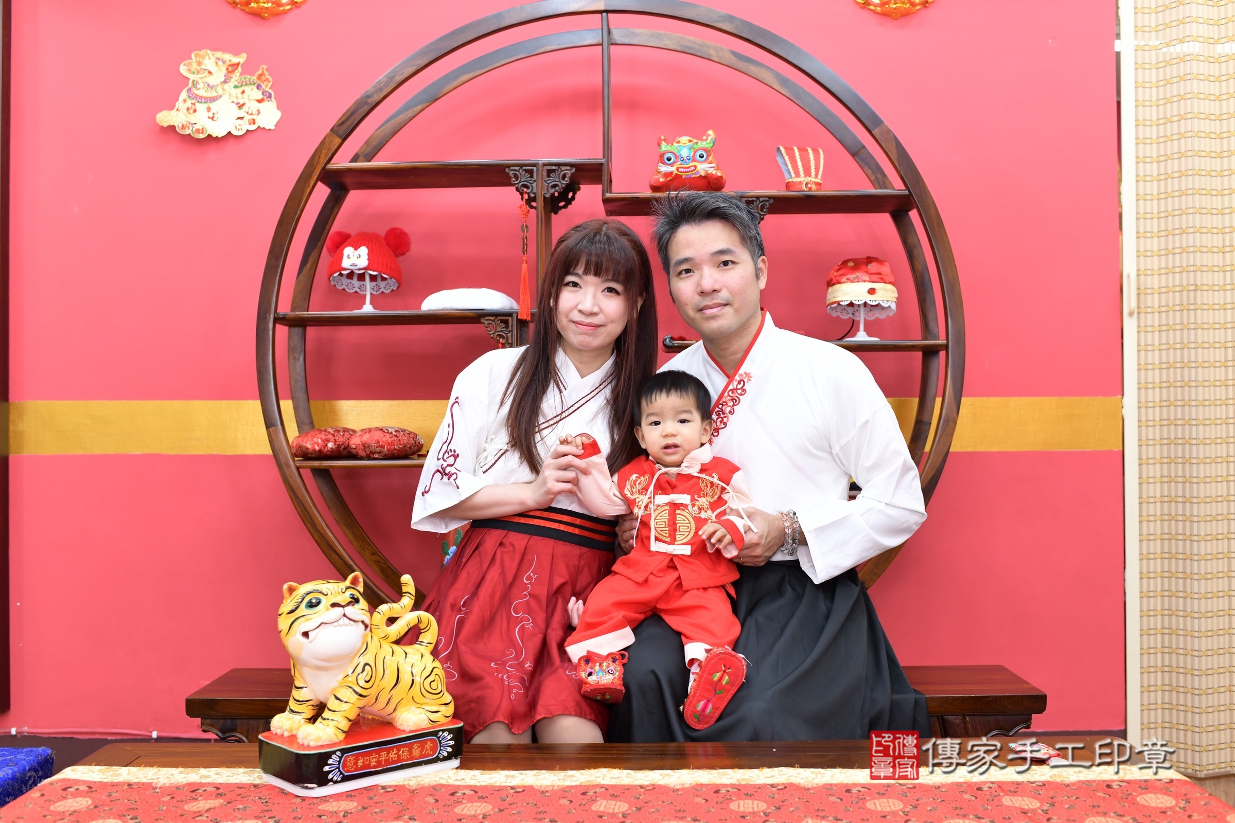新北市永和區小旭寶寶抓周推薦：傳家新北店抓周度脺中國風會場，嬰兒古禮抓周流程儀式吉祥話、抓周道具物品24種、拍照。抓周證書。2025.3.21，照片3