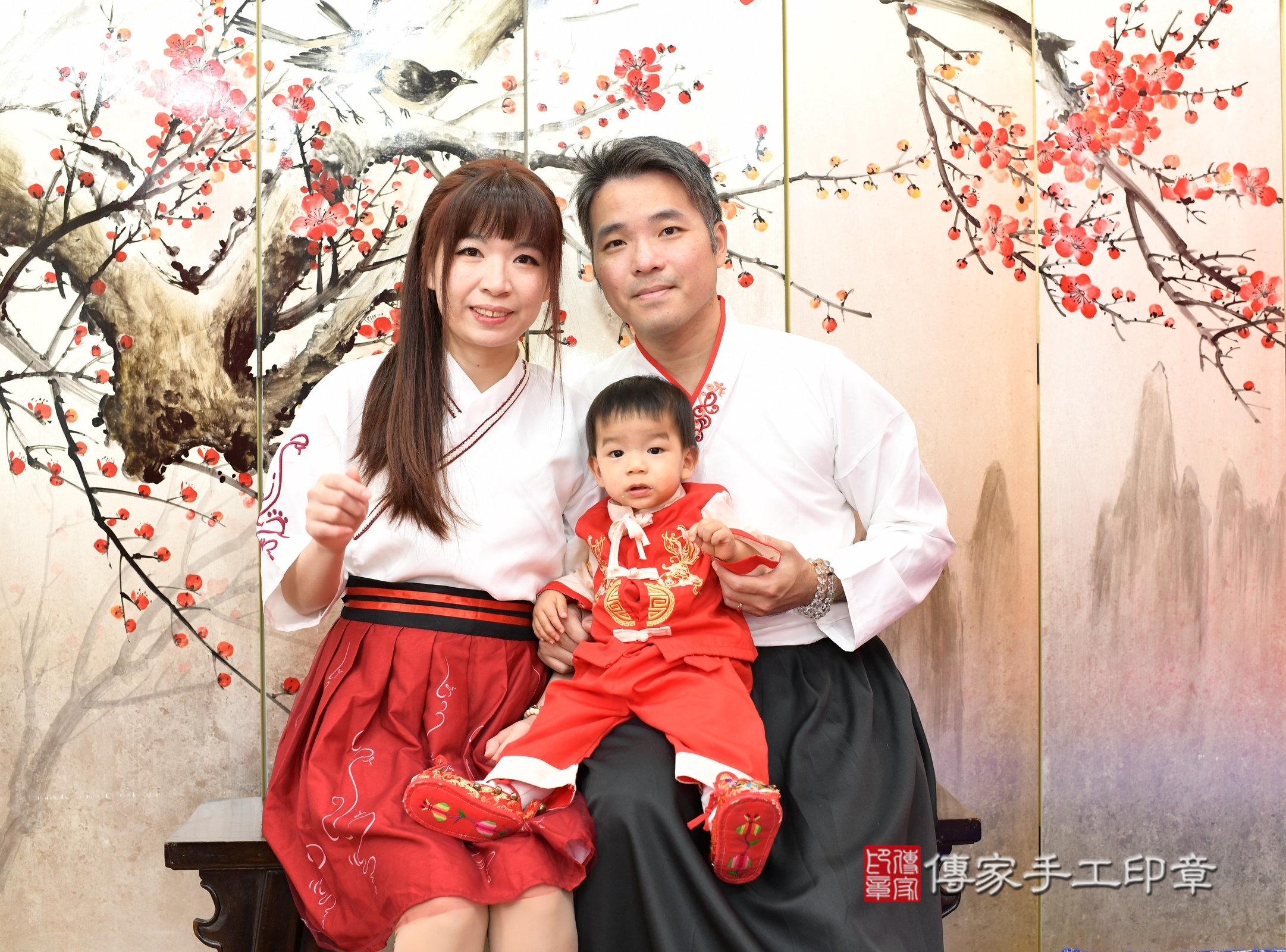 新北市永和區小旭寶寶抓周推薦：傳家新北店抓周度脺中國風會場，嬰兒古禮抓周流程儀式吉祥話、抓周道具物品24種、拍照。抓周證書。2025.3.21，照片15