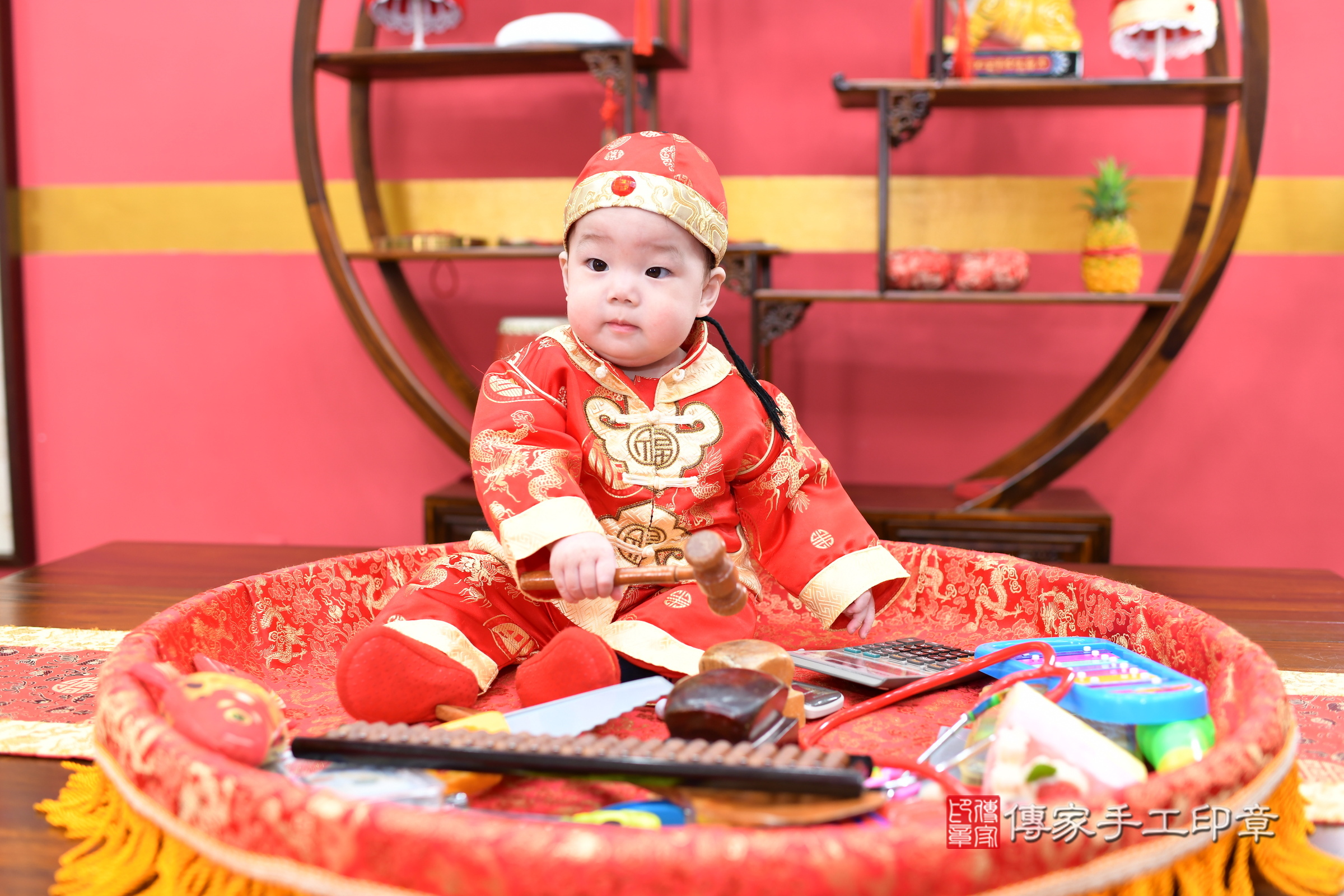 新北市永和區晏晏寶寶抓周推薦：傳家新北店抓周度脺中國風會場，嬰兒古禮抓周流程儀式吉祥話、抓周道具物品24種、拍照。抓周證書。2025.3.22，照片5