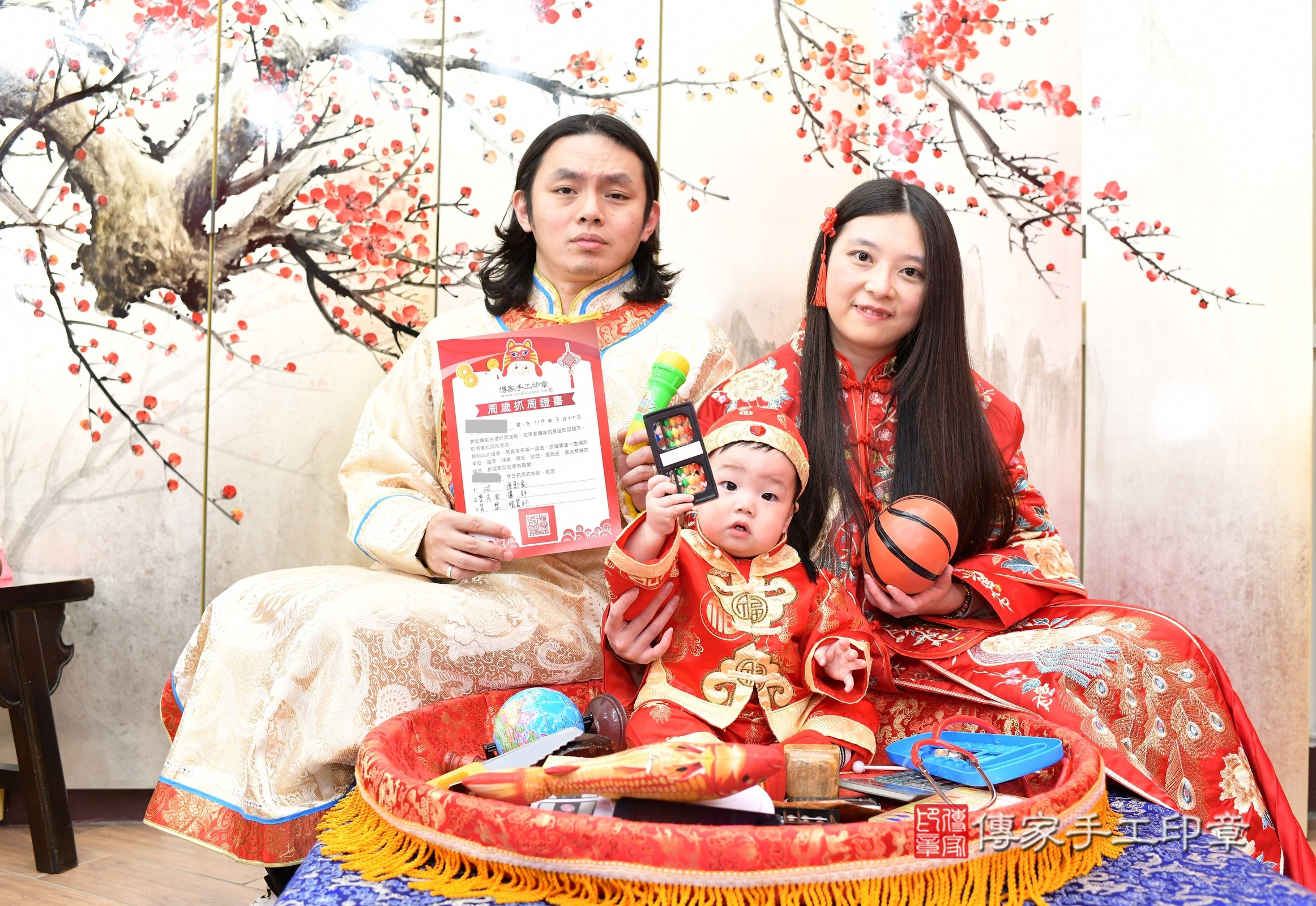 新北市永和區晏晏寶寶抓周推薦：傳家新北店抓周度脺中國風會場，嬰兒古禮抓周流程儀式吉祥話、抓周道具物品24種、拍照。抓周證書。2025.3.22，照片11