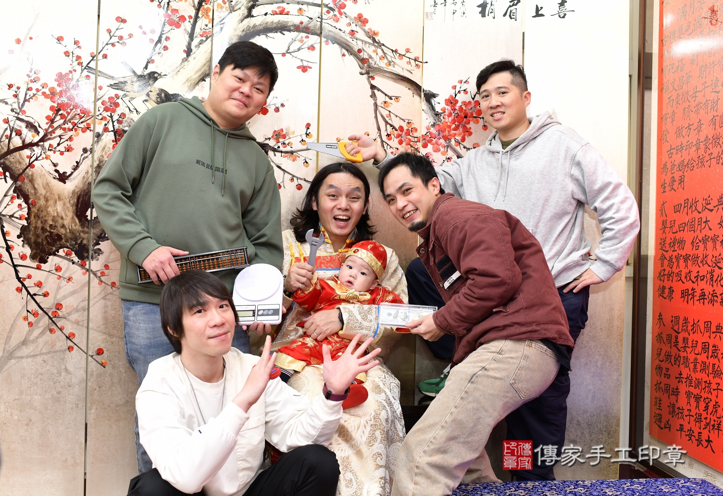 新北市永和區晏晏寶寶抓周推薦：傳家新北店抓周度脺中國風會場，嬰兒古禮抓周流程儀式吉祥話、抓周道具物品24種、拍照。抓周證書。2025.3.22，照片9