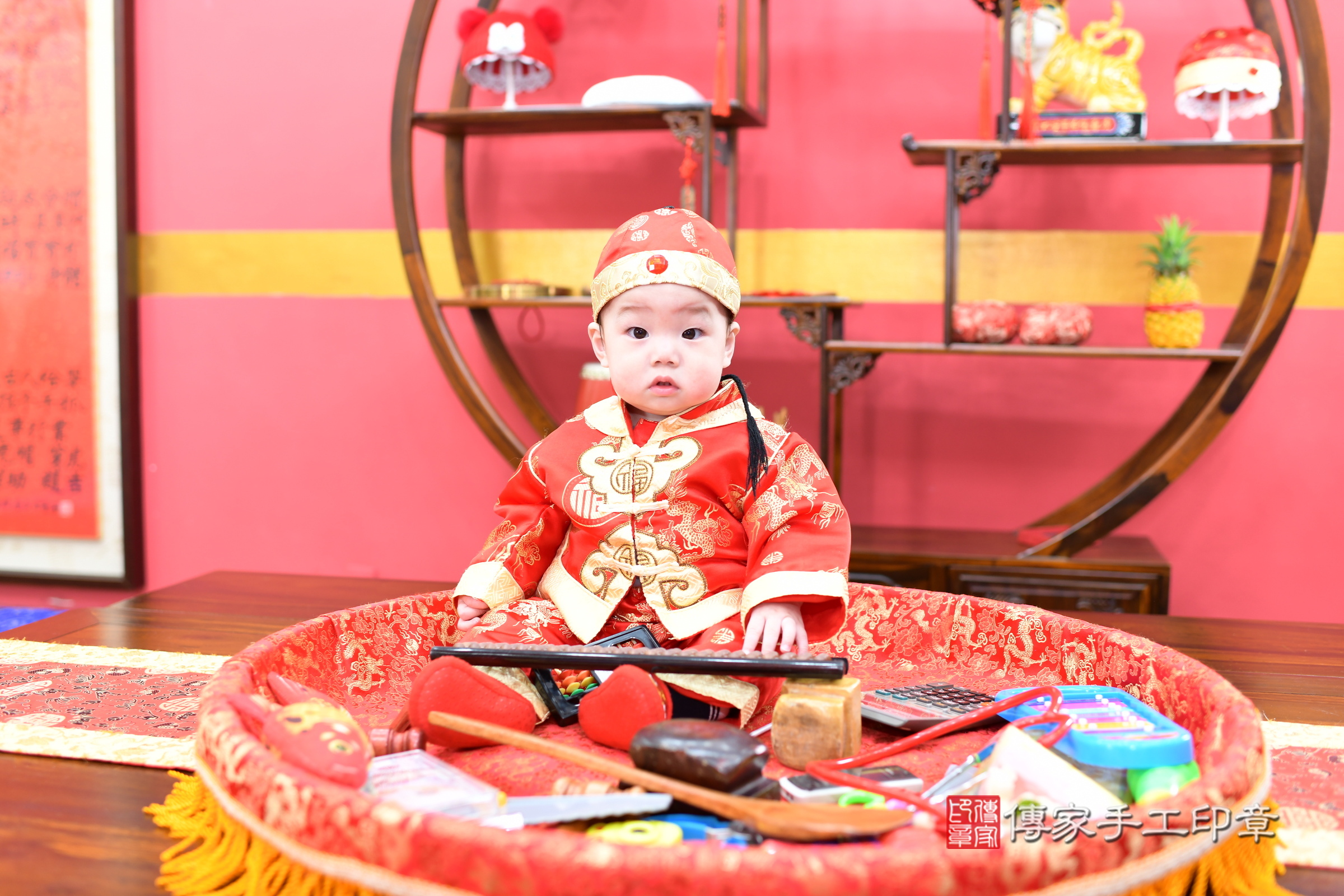新北市永和區晏晏寶寶抓周推薦：傳家新北店抓周度脺中國風會場，嬰兒古禮抓周流程儀式吉祥話、抓周道具物品24種、拍照。抓周證書。2025.3.22，照片4