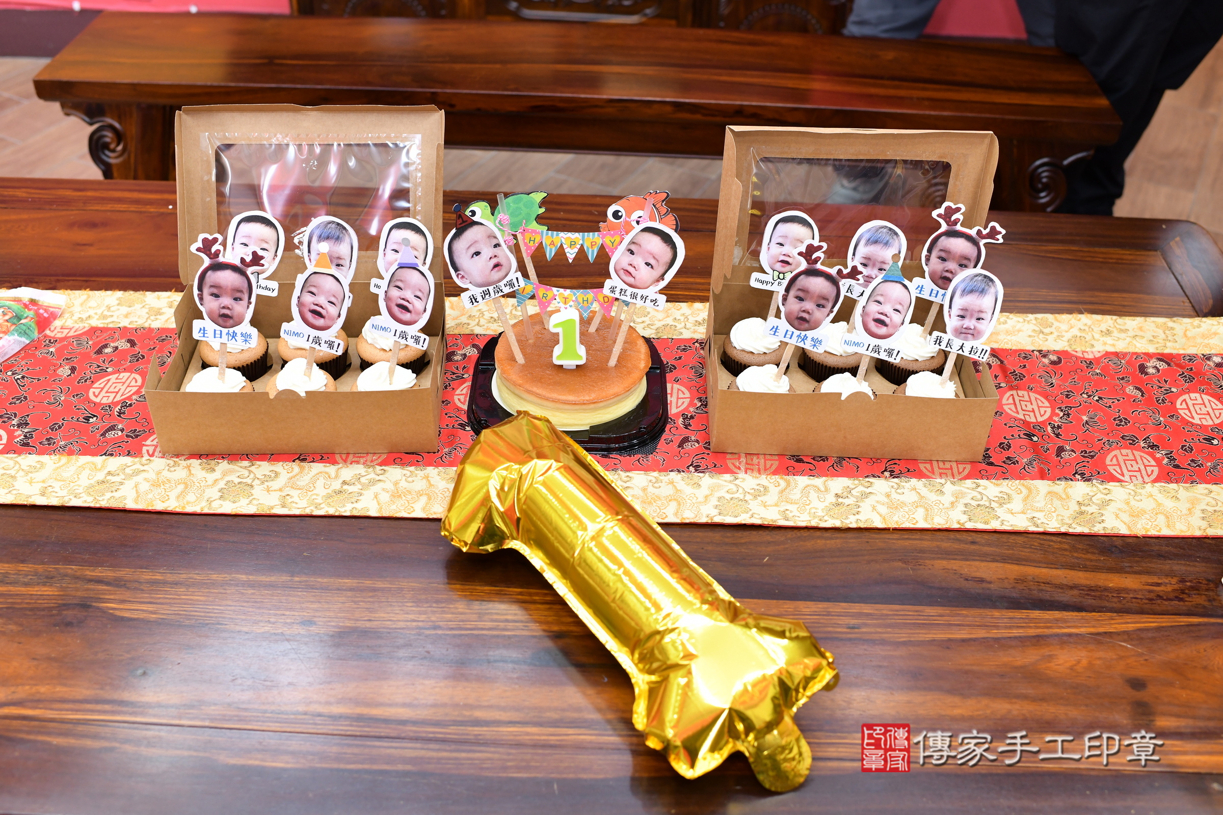 新北市永和區晏晏寶寶抓周推薦：傳家新北店抓周度脺中國風會場，嬰兒古禮抓周流程儀式吉祥話、抓周道具物品24種、拍照。抓周證書。2025.3.22，照片2