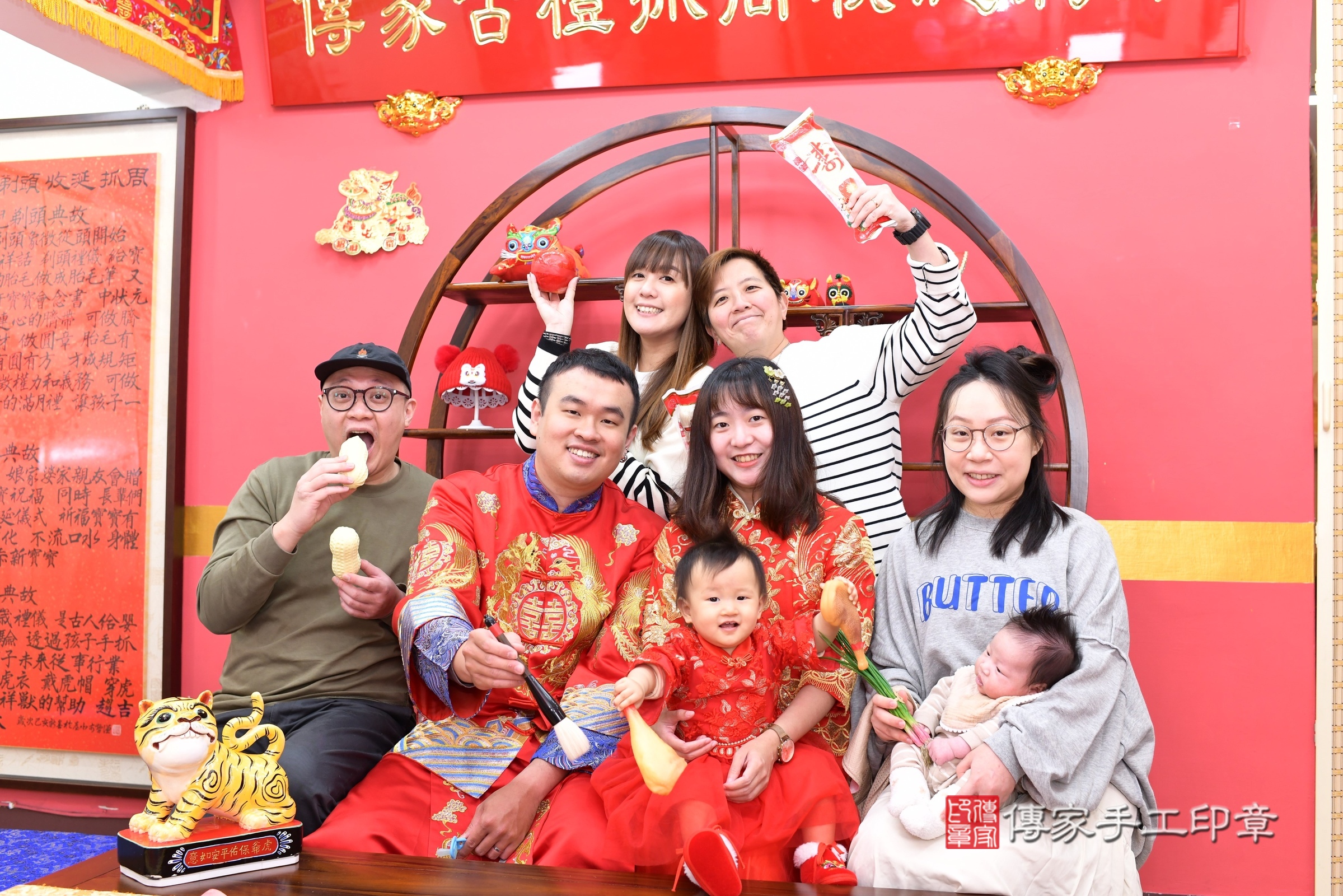 新北市永和區小潔寶寶抓周推薦：傳家新北店抓周度脺中國風會場，嬰兒古禮抓周流程儀式吉祥話、抓周道具物品24種、拍照。抓周證書。2025.3.22，照片20