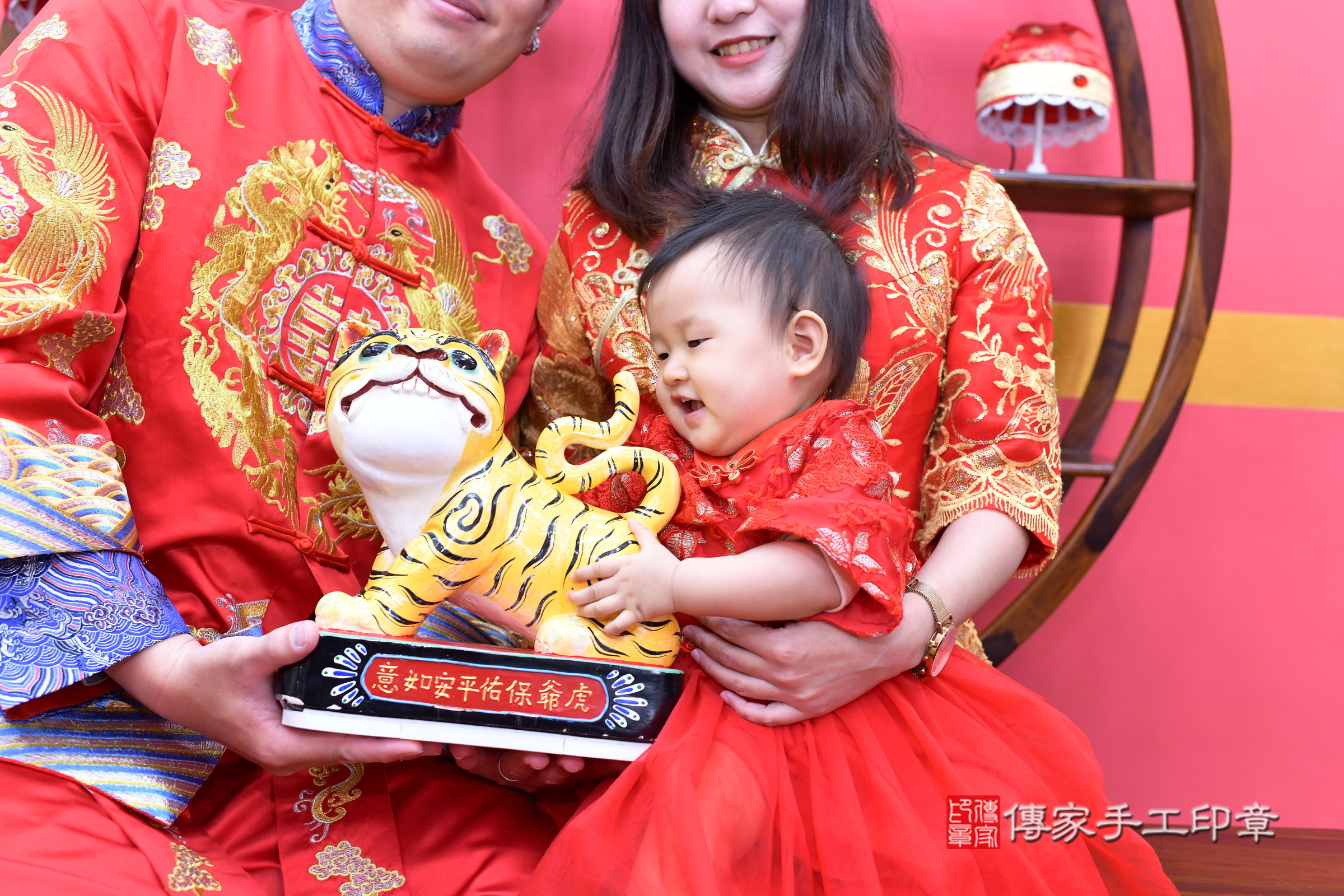 新北市永和區小潔寶寶抓周推薦：傳家新北店抓周度脺中國風會場，嬰兒古禮抓周流程儀式吉祥話、抓周道具物品24種、拍照。抓周證書。2025.3.22，照片15