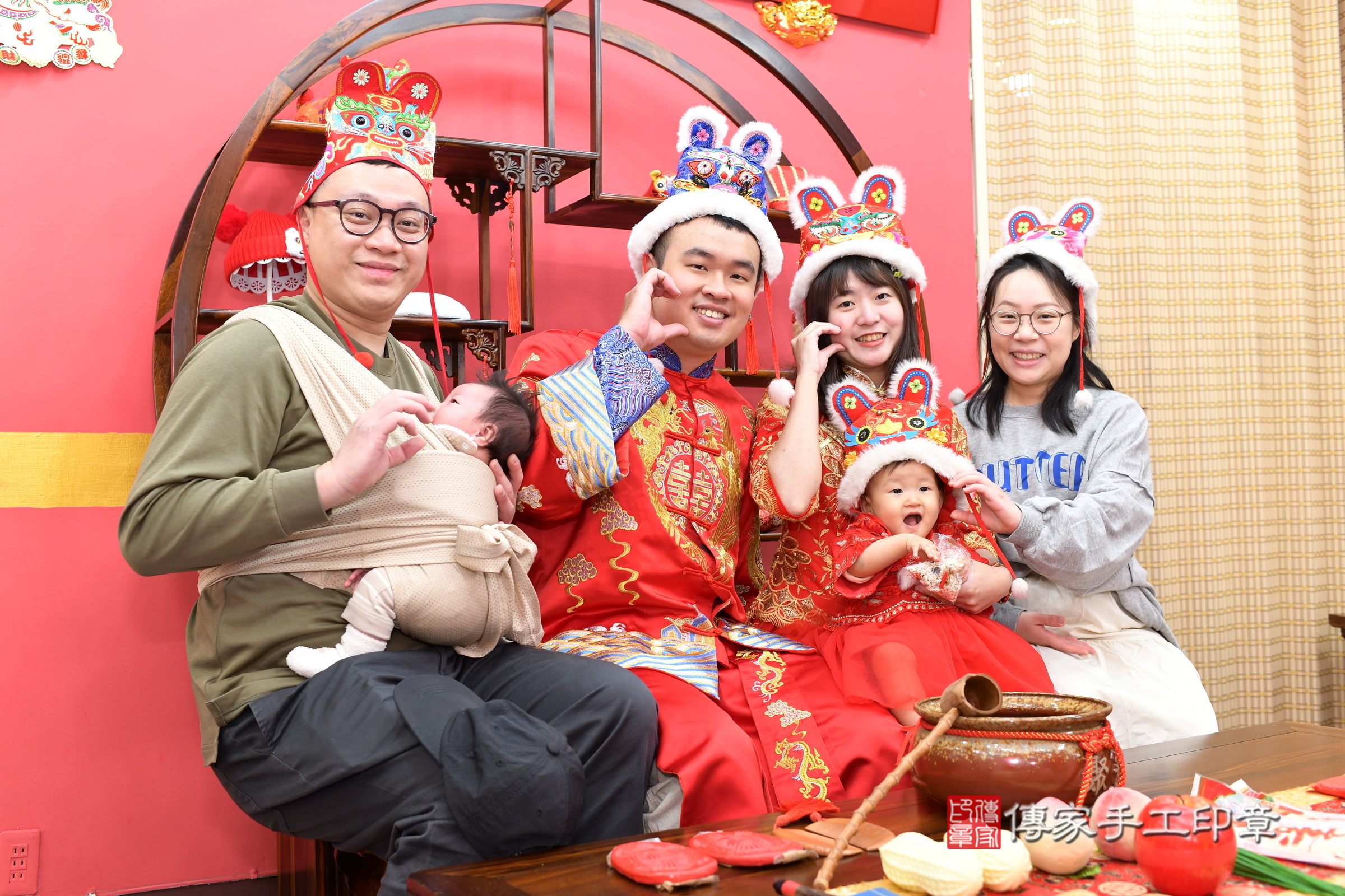 新北市永和區小潔寶寶抓周推薦：傳家新北店抓周度脺中國風會場，嬰兒古禮抓周流程儀式吉祥話、抓周道具物品24種、拍照。抓周證書。2025.3.22，照片17
