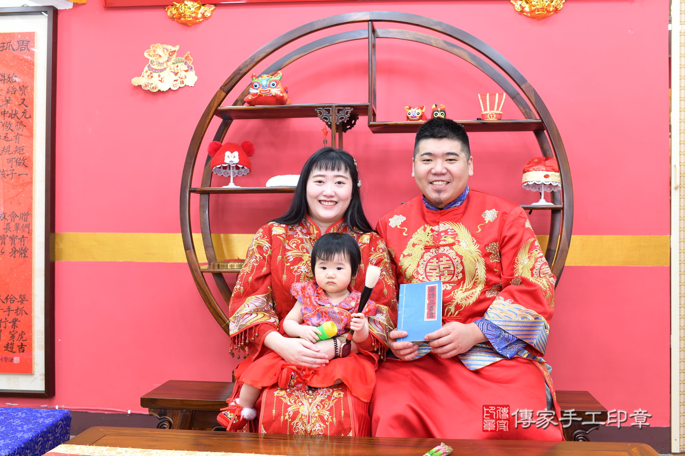 新北市永和區淇淇寶寶抓周推薦：傳家新北店抓周度脺中國風會場，嬰兒古禮抓周流程儀式吉祥話、抓周道具物品24種、拍照。抓周證書。2025.3.23，照片12