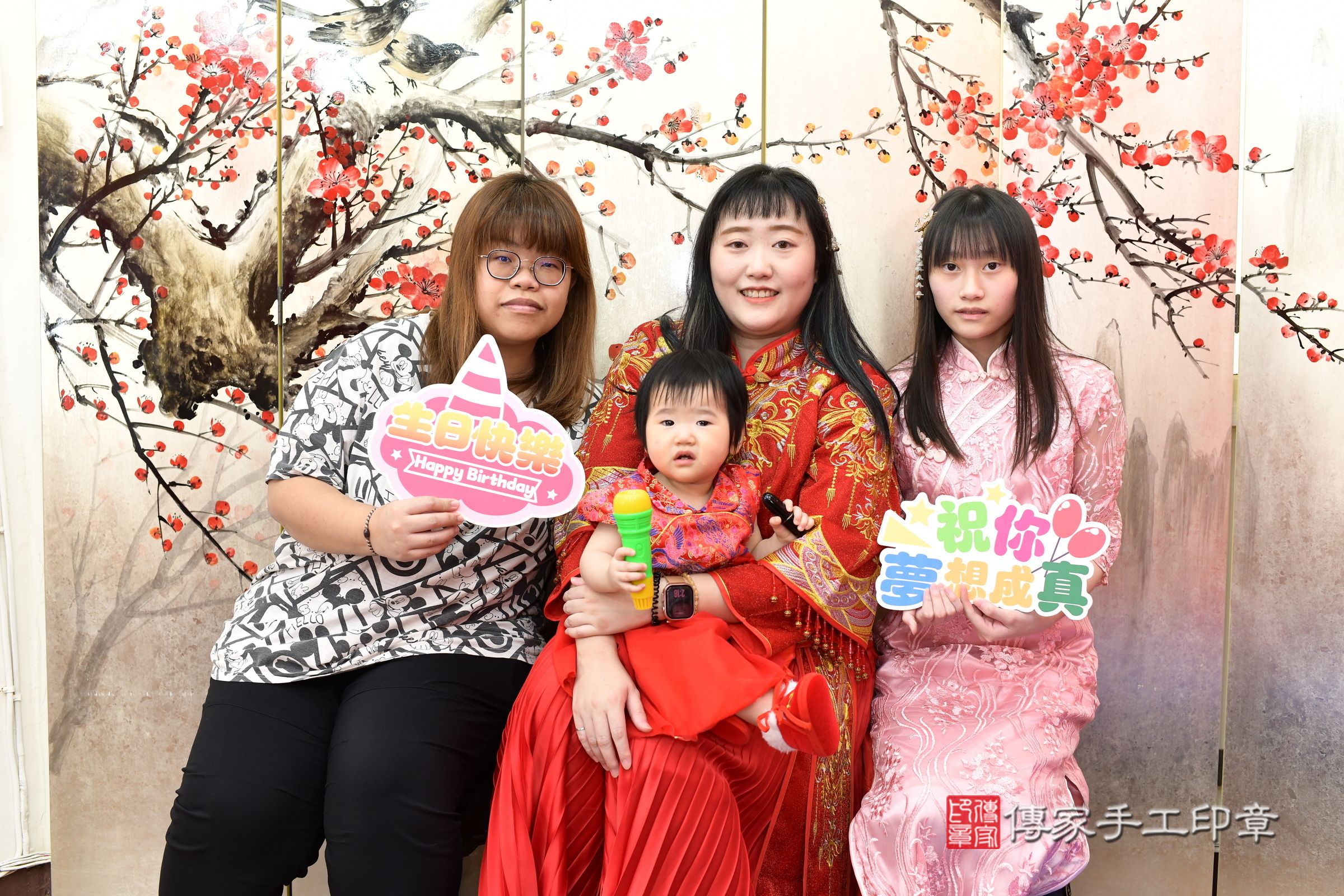 新北市永和區淇淇寶寶抓周推薦：傳家新北店抓周度脺中國風會場，嬰兒古禮抓周流程儀式吉祥話、抓周道具物品24種、拍照。抓周證書。2025.3.23，照片3
