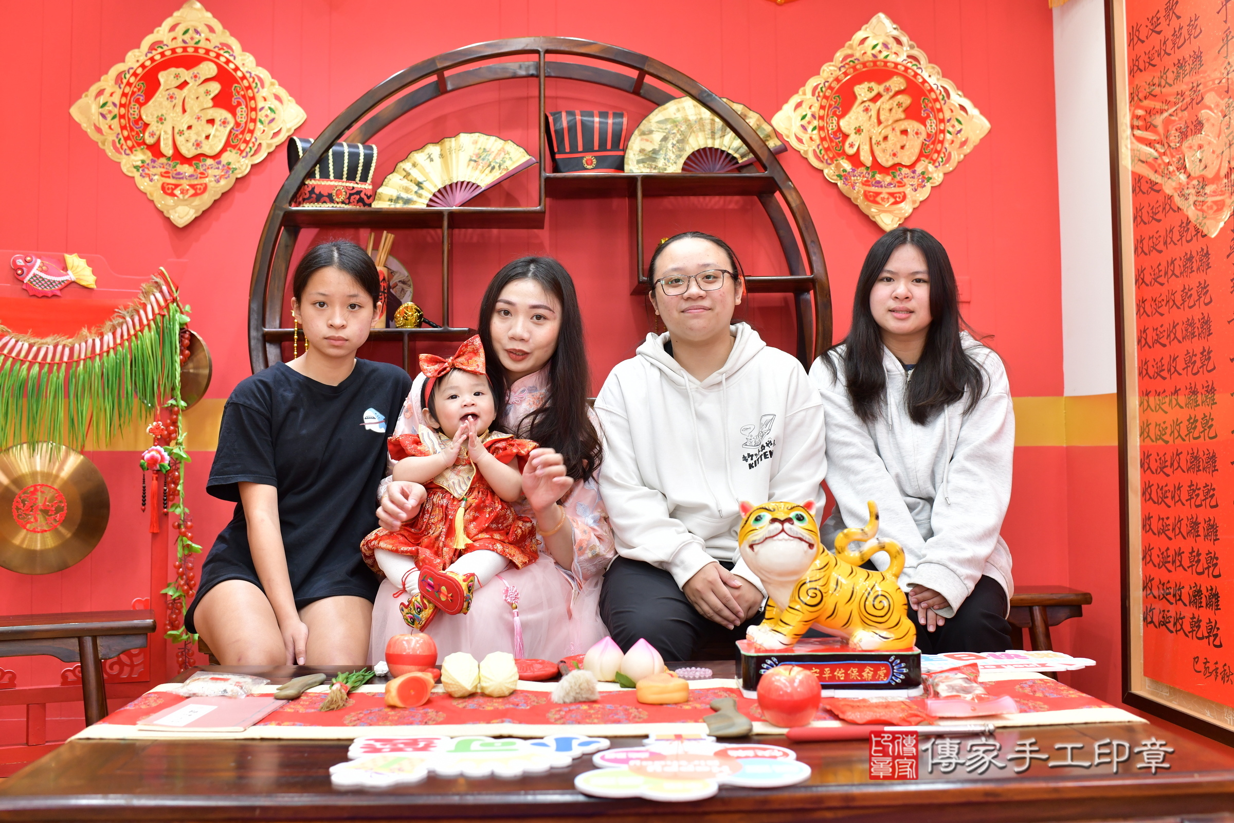桃園市八德區莛莛寶寶抓周推薦：傳家桃園店抓周度脺中國風會場，嬰兒古禮抓周流程儀式吉祥話、抓周道具物品24種、拍照。抓周證書。2025.3.22，照片4