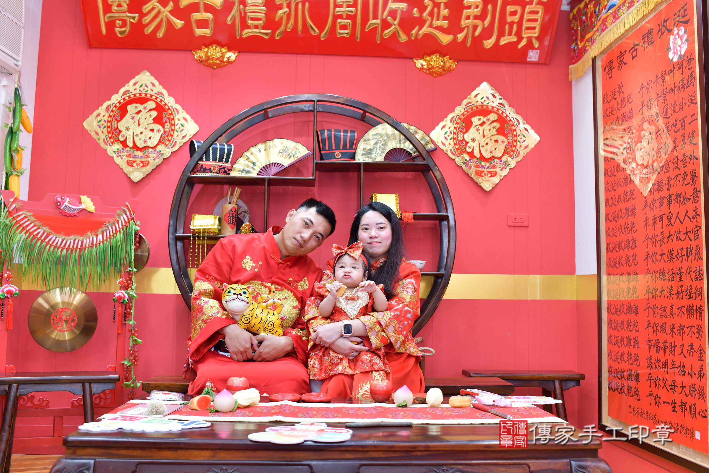 桃園市八德區莛莛寶寶抓周推薦：傳家桃園店抓周度脺中國風會場，嬰兒古禮抓周流程儀式吉祥話、抓周道具物品24種、拍照。抓周證書。2025.3.22，照片12