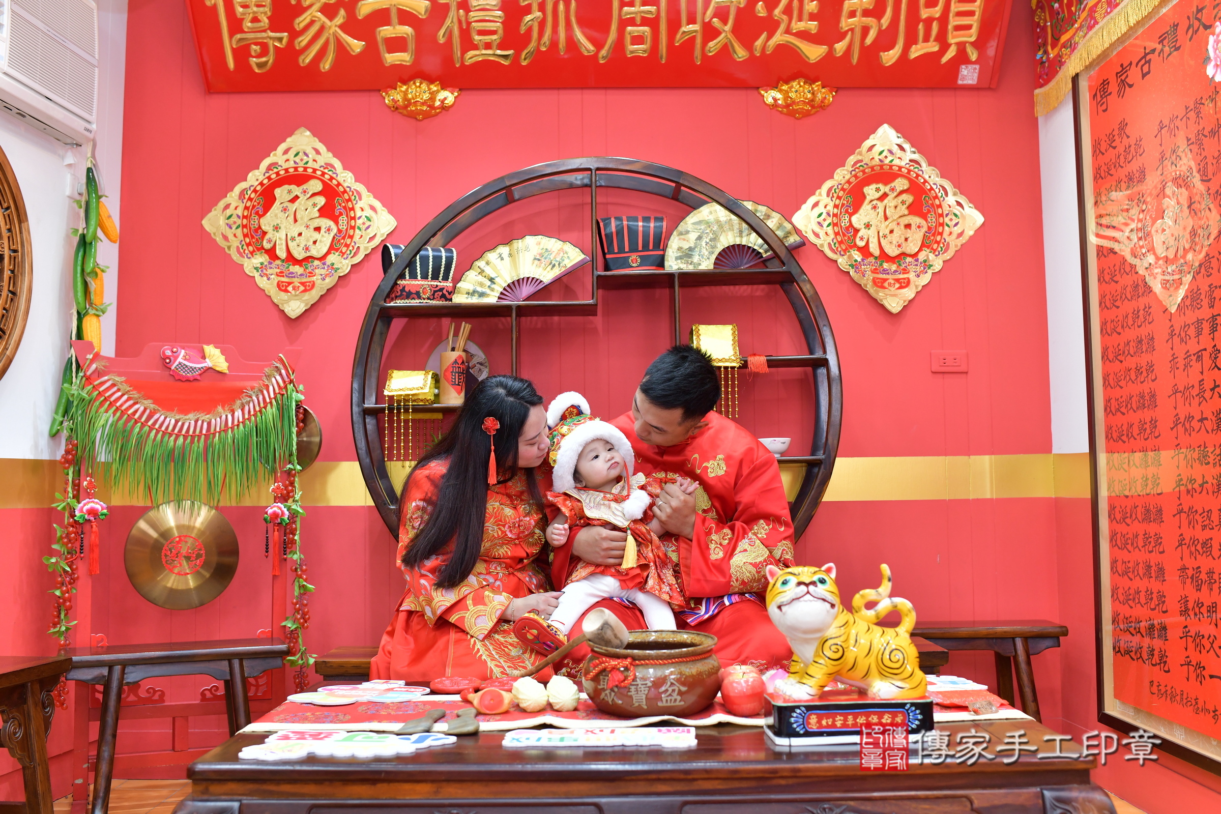 桃園市八德區莛莛寶寶抓周推薦：傳家桃園店抓周度脺中國風會場，嬰兒古禮抓周流程儀式吉祥話、抓周道具物品24種、拍照。抓周證書。2025.3.22，照片2