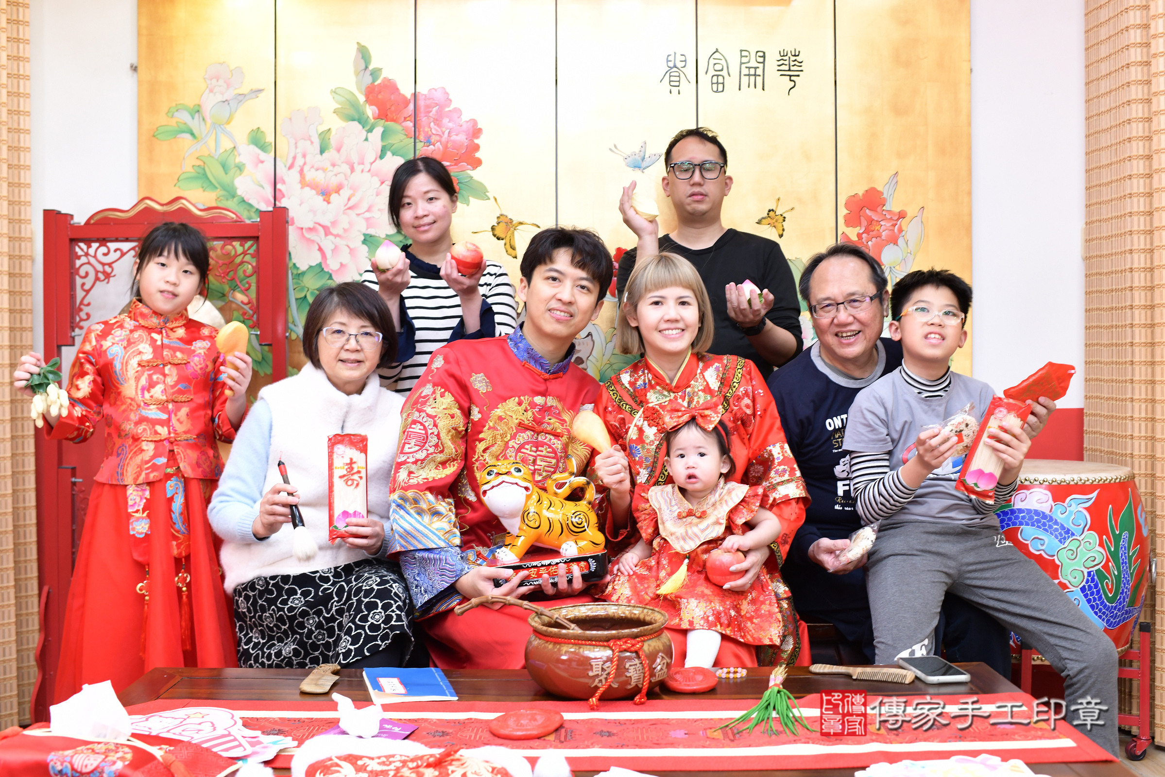 台北市大同區霏霏寶寶抓周推薦：傳家台北店抓周度脺中國風會場，嬰兒古禮抓周流程儀式吉祥話、抓周道具物品24種、拍照。抓周證書。2025.3.29，照片23