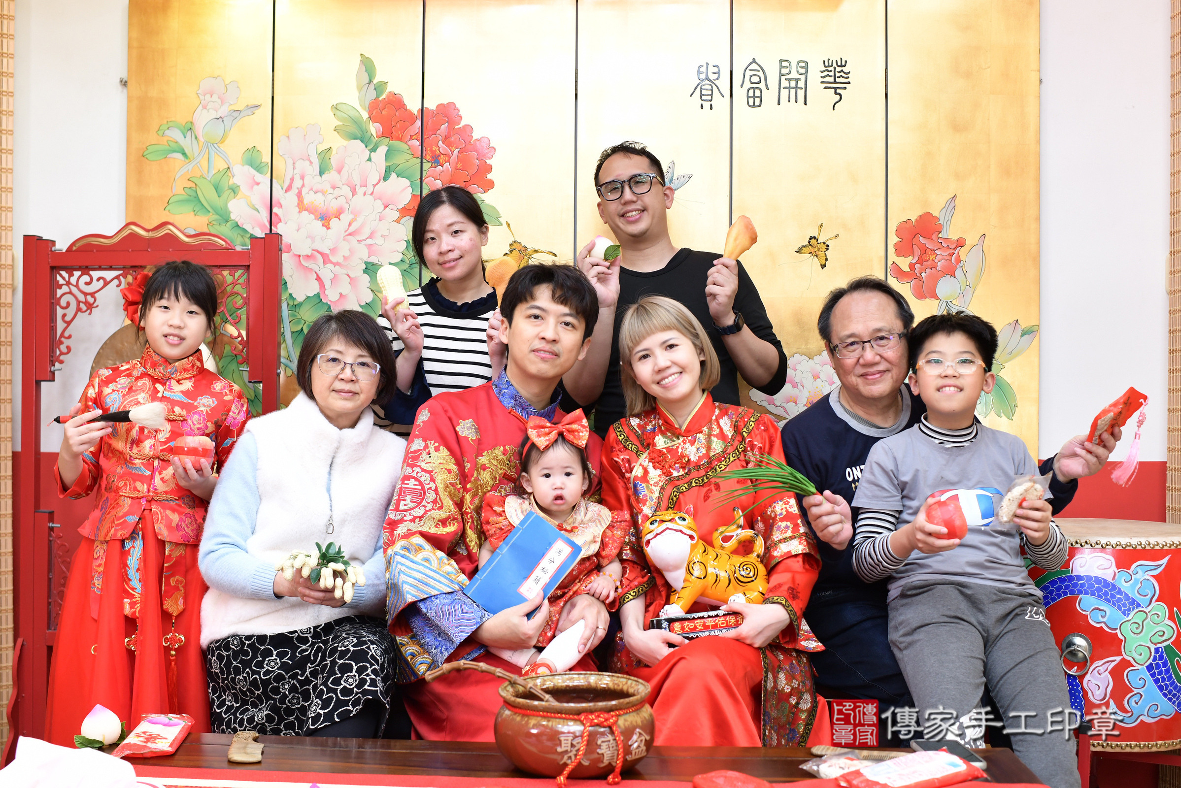 台北市大同區霏霏寶寶抓周推薦：傳家台北店抓周度脺中國風會場，嬰兒古禮抓周流程儀式吉祥話、抓周道具物品24種、拍照。抓周證書。2025.3.29，照片22