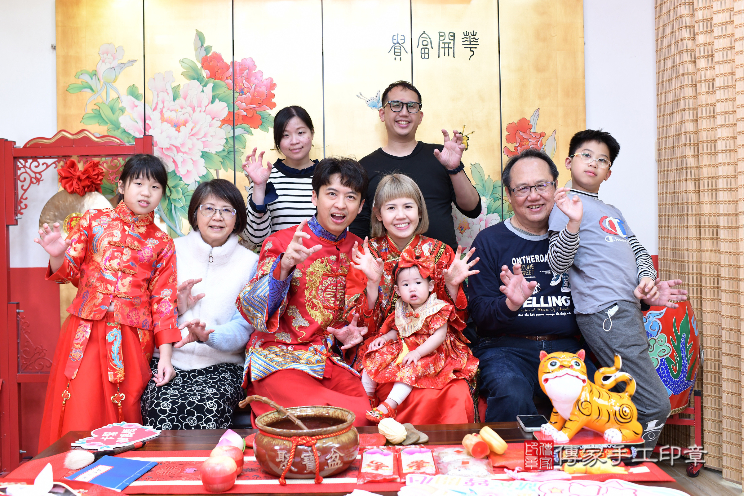 台北市大同區霏霏寶寶抓周推薦：傳家台北店抓周度脺中國風會場，嬰兒古禮抓周流程儀式吉祥話、抓周道具物品24種、拍照。抓周證書。2025.3.29，照片24