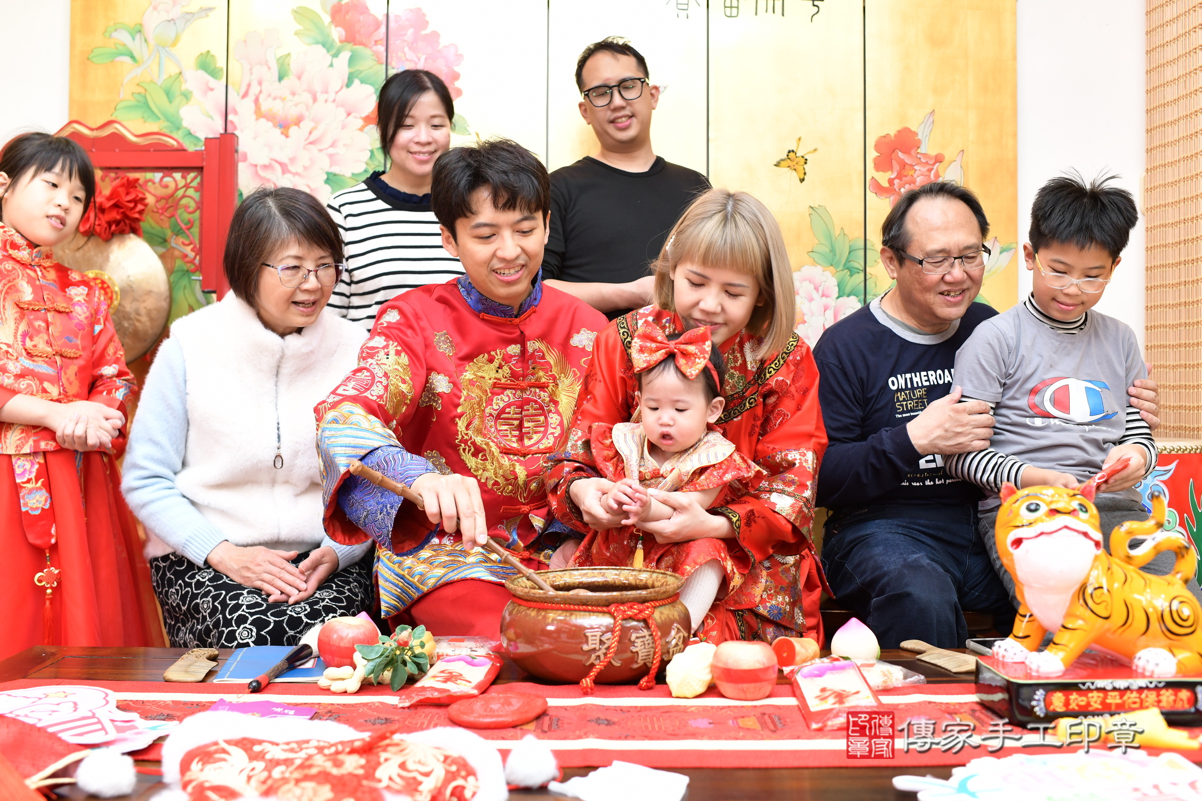 台北市大同區霏霏寶寶抓周推薦：傳家台北店抓周度脺中國風會場，嬰兒古禮抓周流程儀式吉祥話、抓周道具物品24種、拍照。抓周證書。2025.3.29，照片15