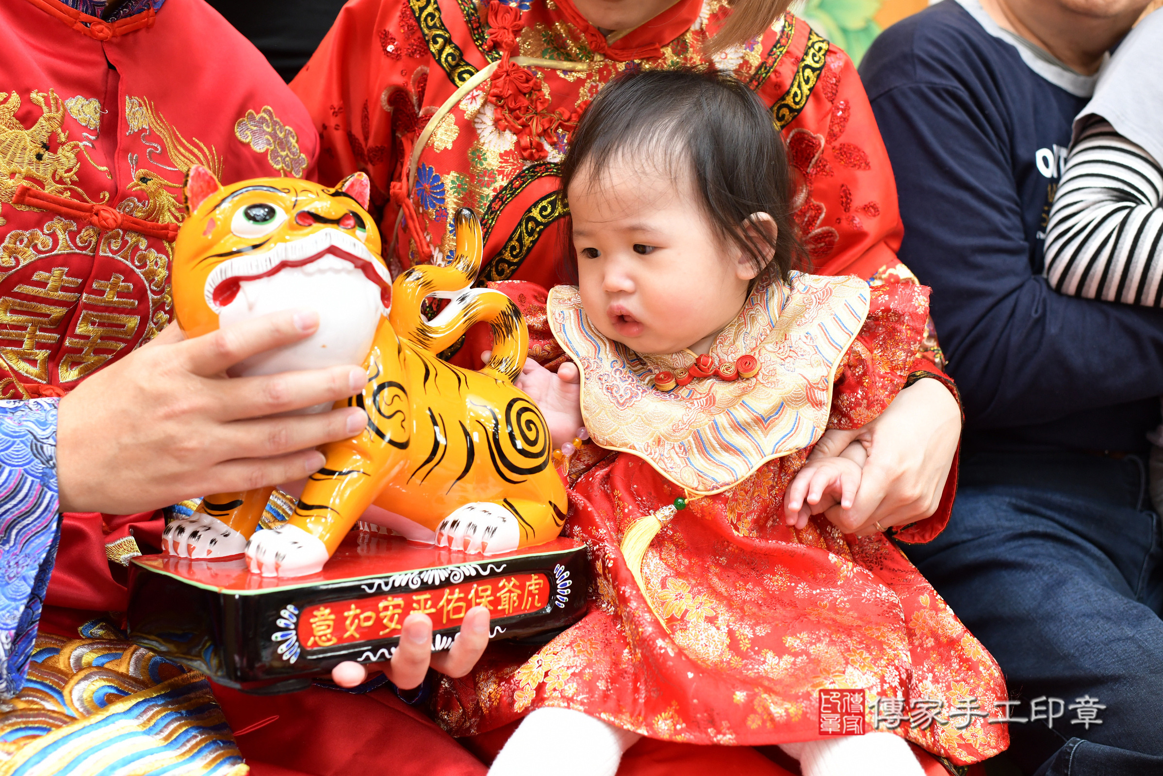台北市大同區霏霏寶寶抓周推薦：傳家台北店抓周度脺中國風會場，嬰兒古禮抓周流程儀式吉祥話、抓周道具物品24種、拍照。抓周證書。2025.3.29，照片17