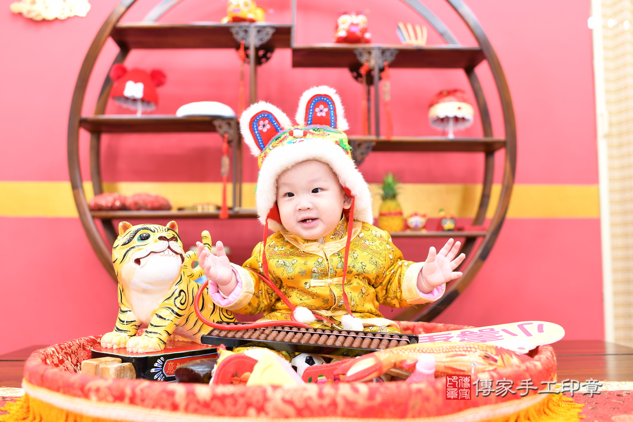 新北市永和區小良 寶寶抓周推薦：傳家新北店抓周度脺中國風會場，嬰兒古禮抓周流程儀式吉祥話、抓周道具物品24種、拍照。抓周證書。2025.3.14，照片10