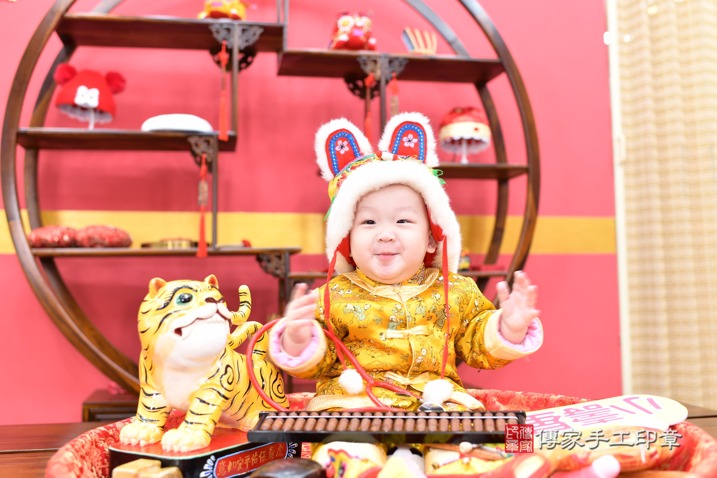 新北市永和區小良 寶寶抓周推薦：傳家新北店抓周度脺中國風會場，嬰兒古禮抓周流程儀式吉祥話、抓周道具物品24種、拍照。抓周證書。2025.3.14，照片11