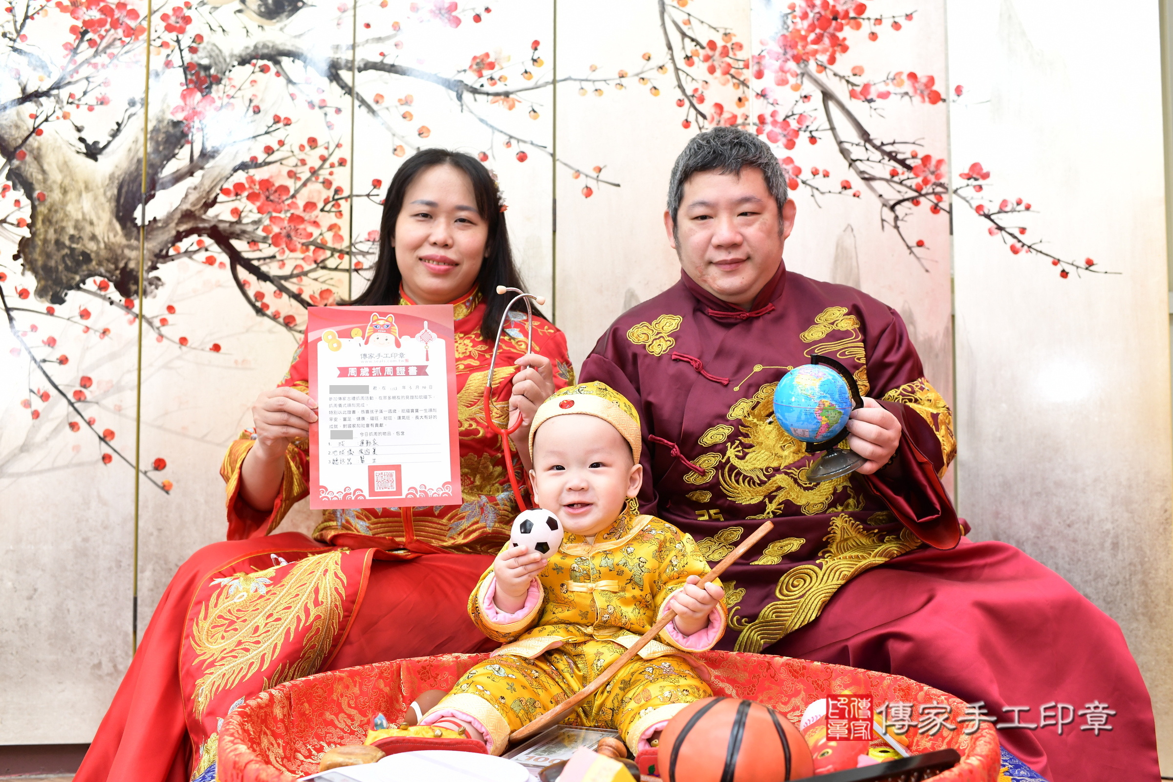 新北市永和區小良 寶寶抓周推薦：傳家新北店抓周度脺中國風會場，嬰兒古禮抓周流程儀式吉祥話、抓周道具物品24種、拍照。抓周證書。2025.3.14，照片14