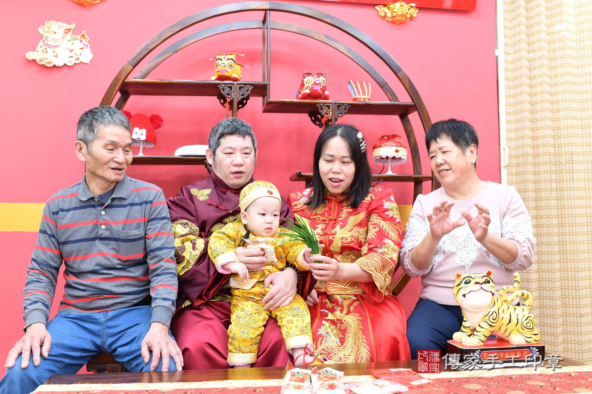新北市永和區小良 寶寶抓周推薦：傳家新北店抓周度脺中國風會場，嬰兒古禮抓周流程儀式吉祥話、抓周道具物品24種、拍照。抓周證書。2025.3.14，照片12