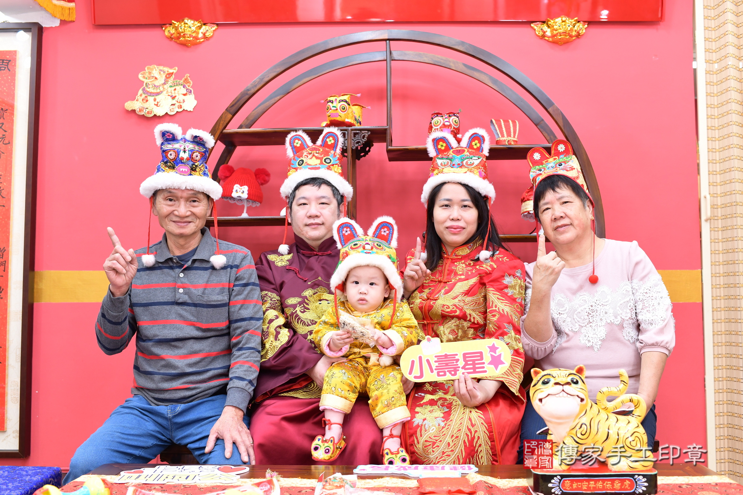 新北市永和區小良 寶寶抓周推薦：傳家新北店抓周度脺中國風會場，嬰兒古禮抓周流程儀式吉祥話、抓周道具物品24種、拍照。抓周證書。2025.3.14，照片2