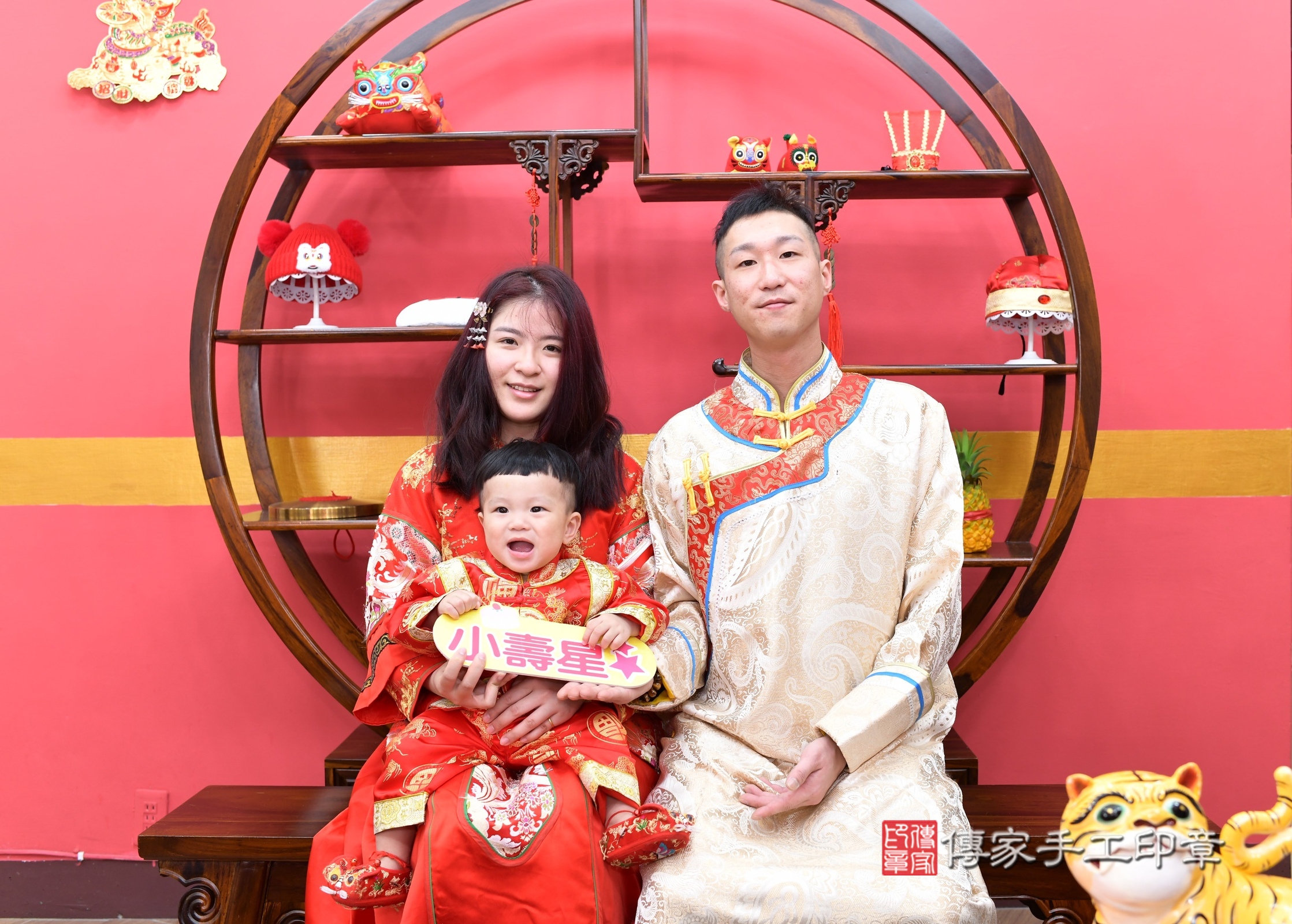 新北市永和區小競寶寶抓周推薦：傳家新北店抓周度脺中國風會場，嬰兒古禮抓周流程儀式吉祥話、抓周道具物品24種、拍照。抓周證書。2025.3.28，照片18