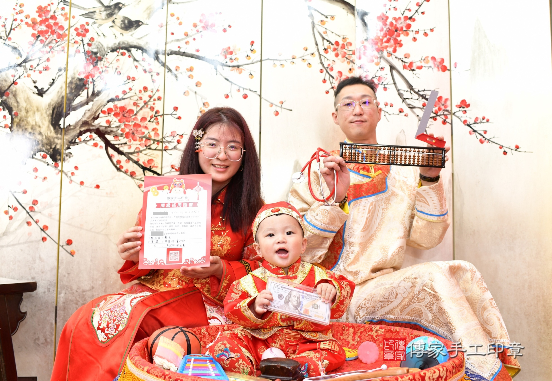 新北市永和區小競寶寶抓周推薦：傳家新北店抓周度脺中國風會場，嬰兒古禮抓周流程儀式吉祥話、抓周道具物品24種、拍照。抓周證書。2025.3.28，照片17