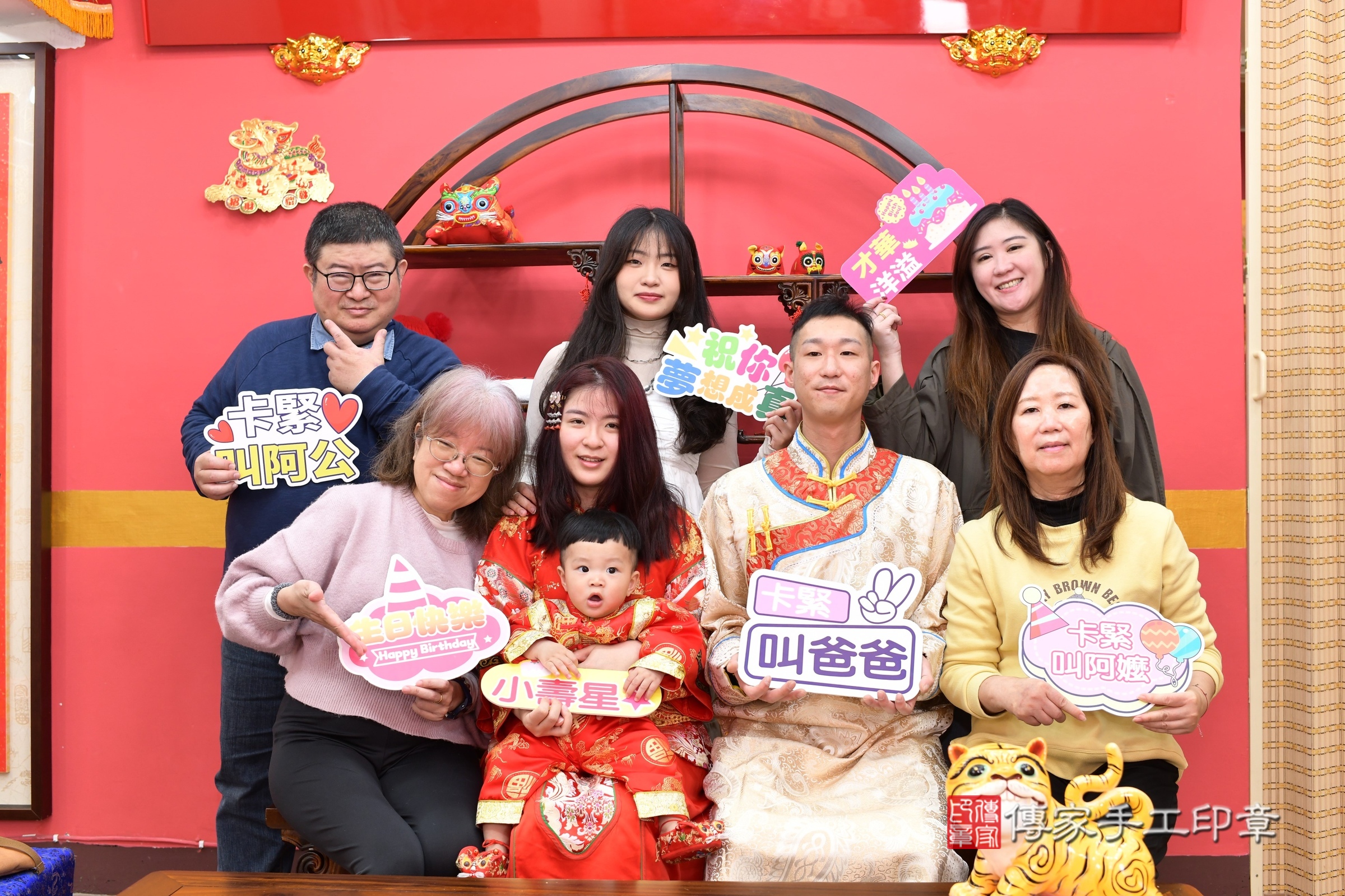 新北市永和區小競寶寶抓周推薦：傳家新北店抓周度脺中國風會場，嬰兒古禮抓周流程儀式吉祥話、抓周道具物品24種、拍照。抓周證書。2025.3.28，照片15