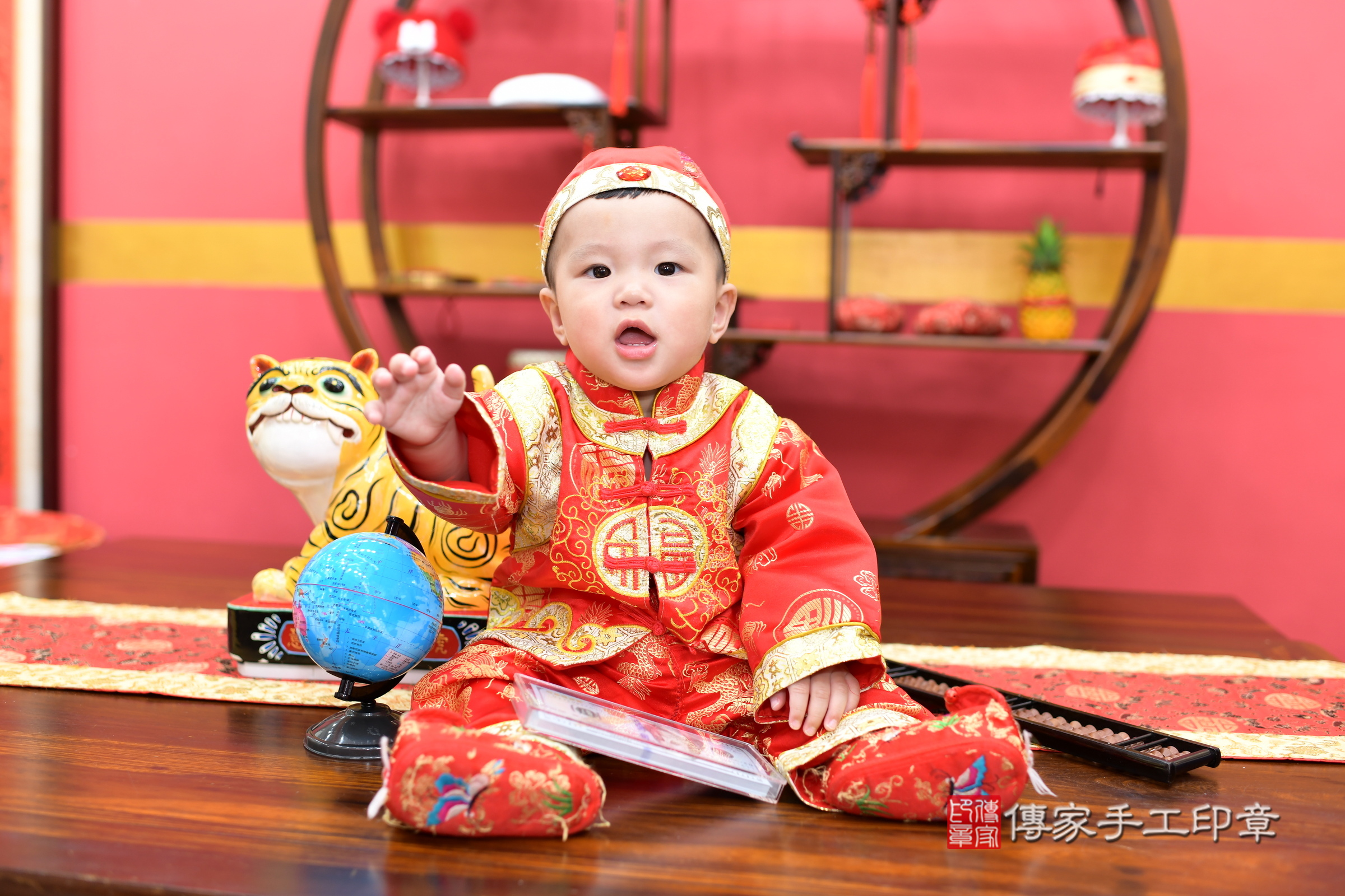 新北市永和區小競寶寶抓周推薦：傳家新北店抓周度脺中國風會場，嬰兒古禮抓周流程儀式吉祥話、抓周道具物品24種、拍照。抓周證書。2025.3.28，照片8