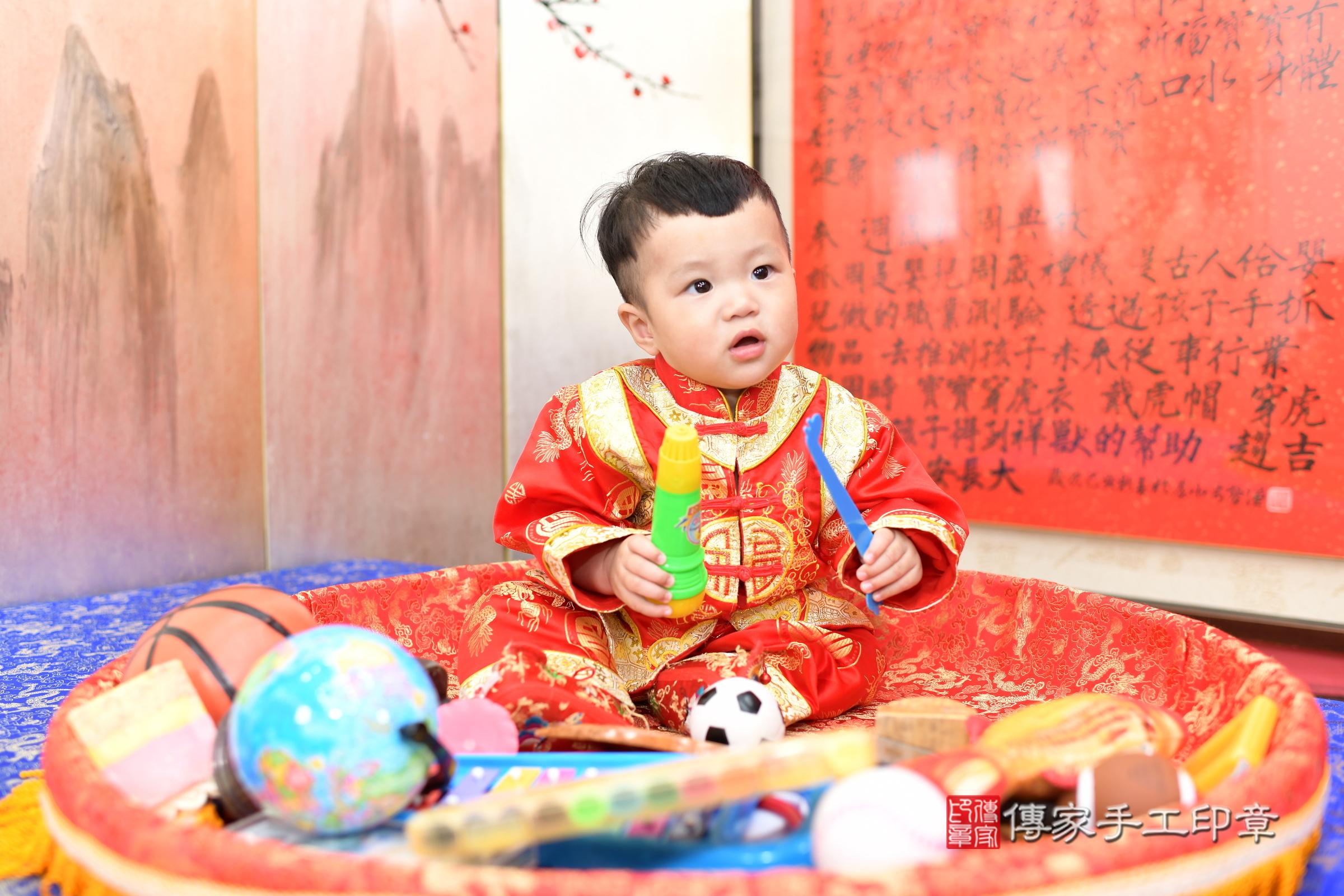新北市永和區小競寶寶抓周推薦：傳家新北店抓周度脺中國風會場，嬰兒古禮抓周流程儀式吉祥話、抓周道具物品24種、拍照。抓周證書。2025.3.28，照片11