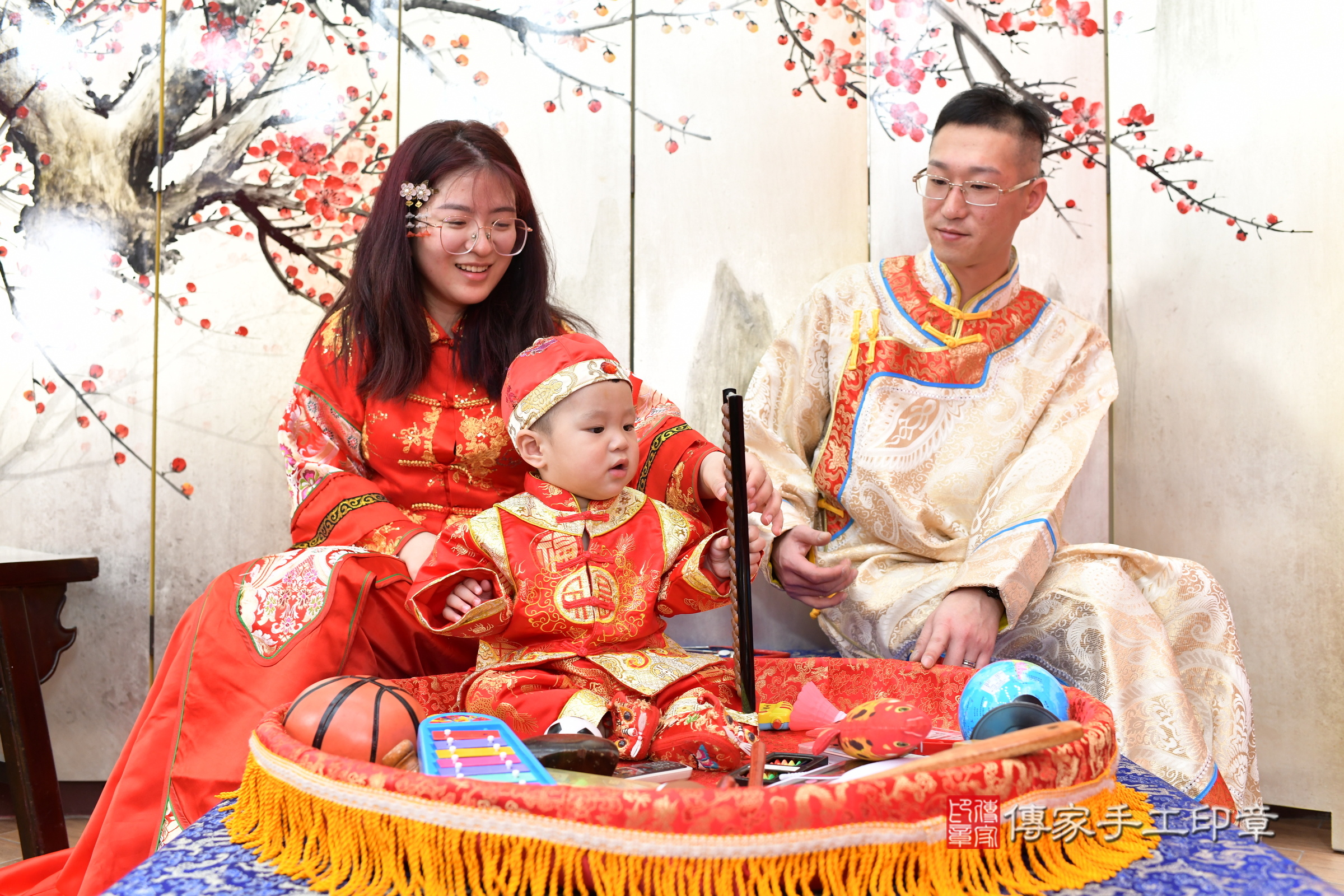 新北市永和區小競寶寶抓周推薦：傳家新北店抓周度脺中國風會場，嬰兒古禮抓周流程儀式吉祥話、抓周道具物品24種、拍照。抓周證書。2025.3.28，照片10