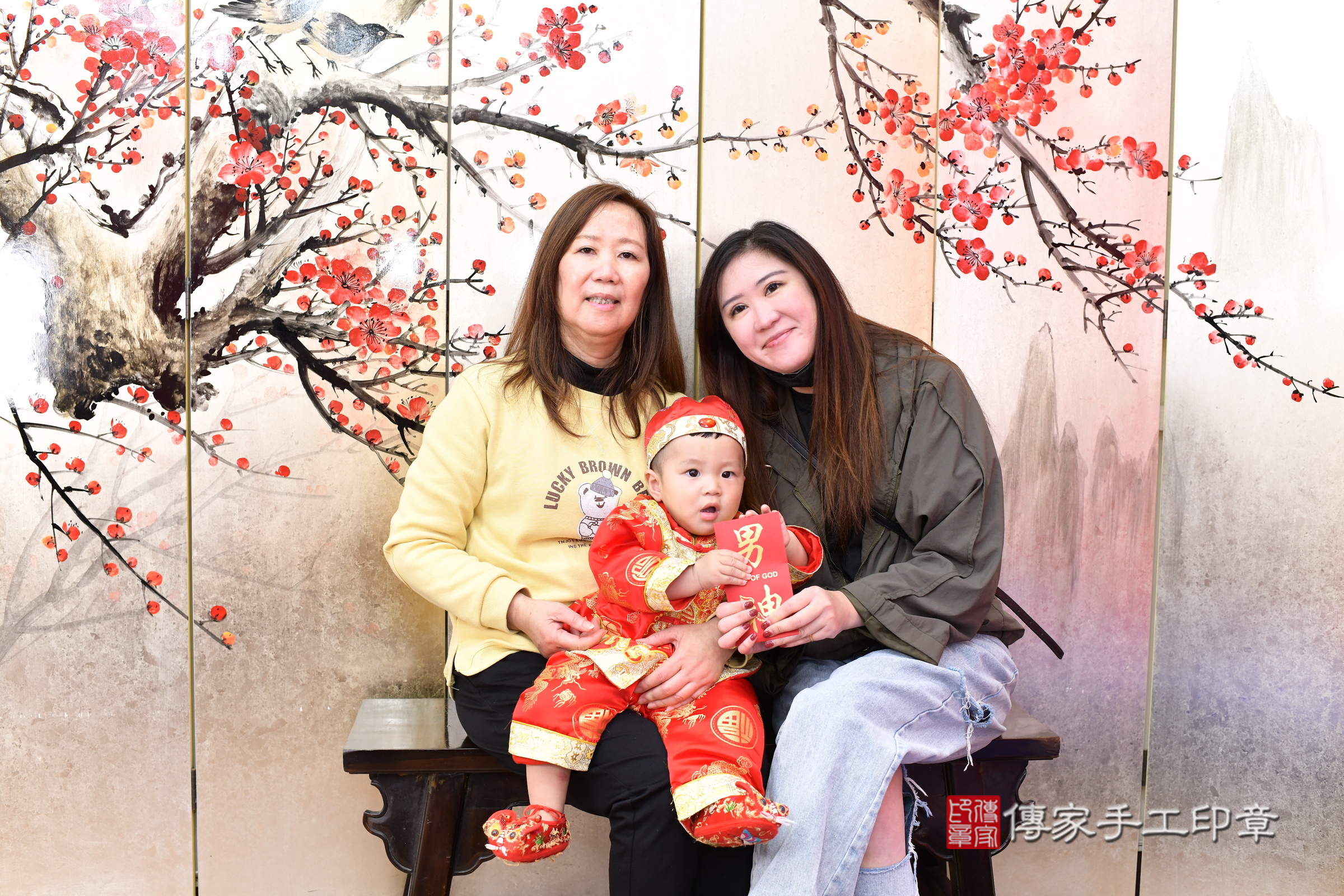 新北市永和區小競寶寶抓周推薦：傳家新北店抓周度脺中國風會場，嬰兒古禮抓周流程儀式吉祥話、抓周道具物品24種、拍照。抓周證書。2025.3.28，照片3