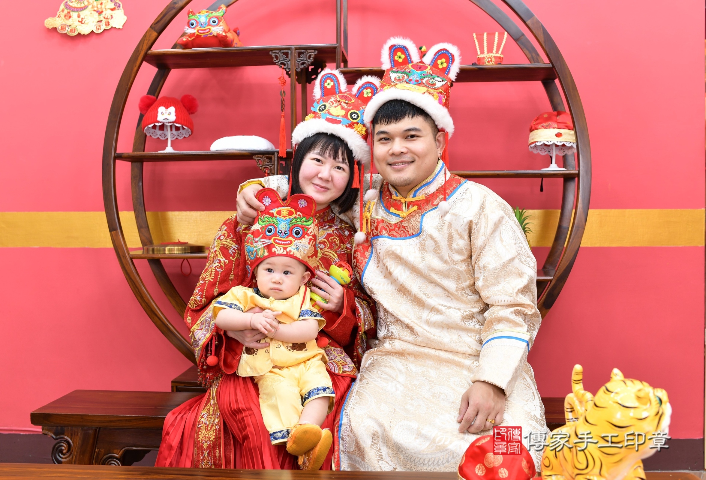 新北市永和區淏淏寶寶抓周推薦：傳家新北店抓周度脺中國風會場，嬰兒古禮抓周流程儀式吉祥話、抓周道具物品24種、拍照。抓周證書。2025.3.28，照片16